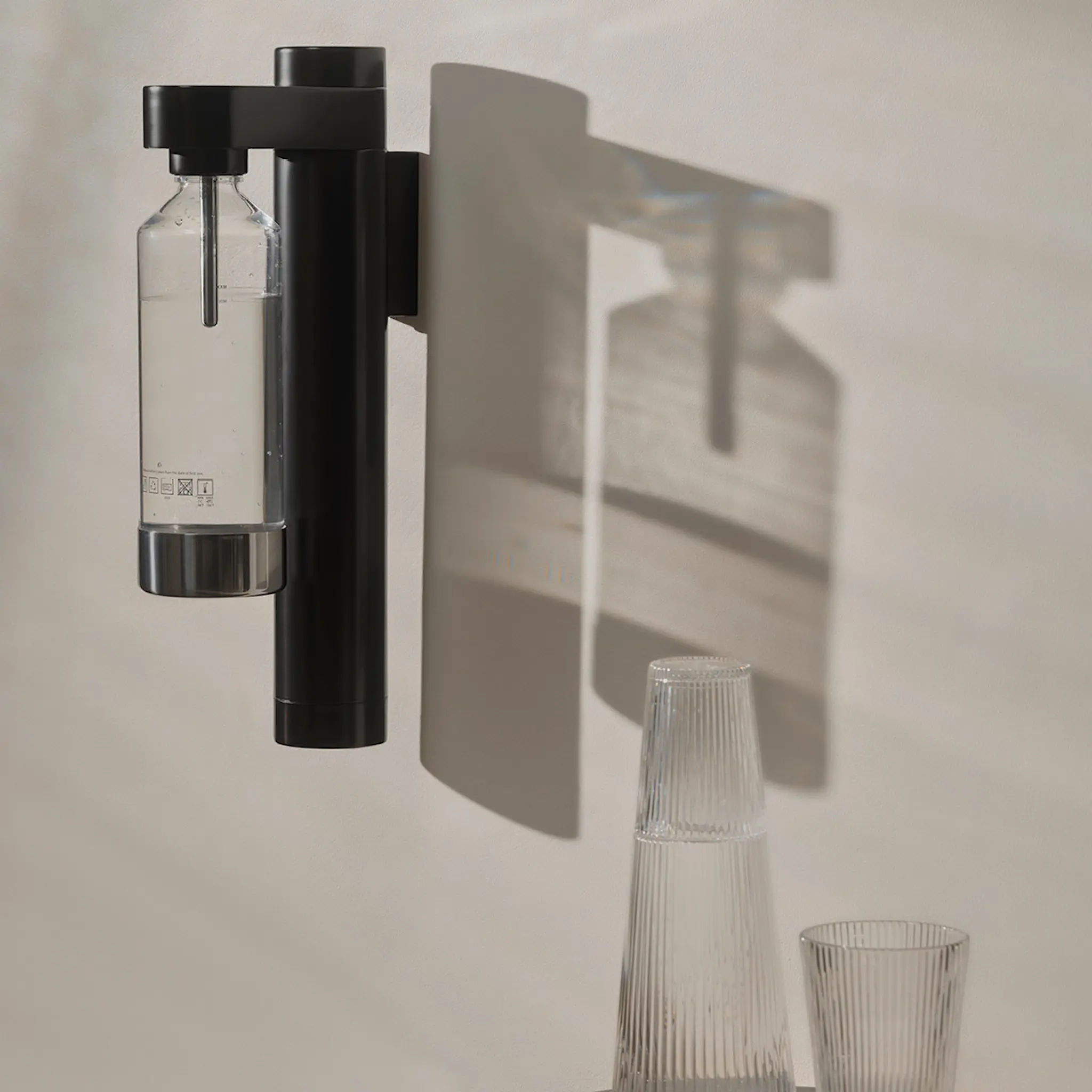 Stelton Brus kolsyremaskin väggmonterad 42 cm svart