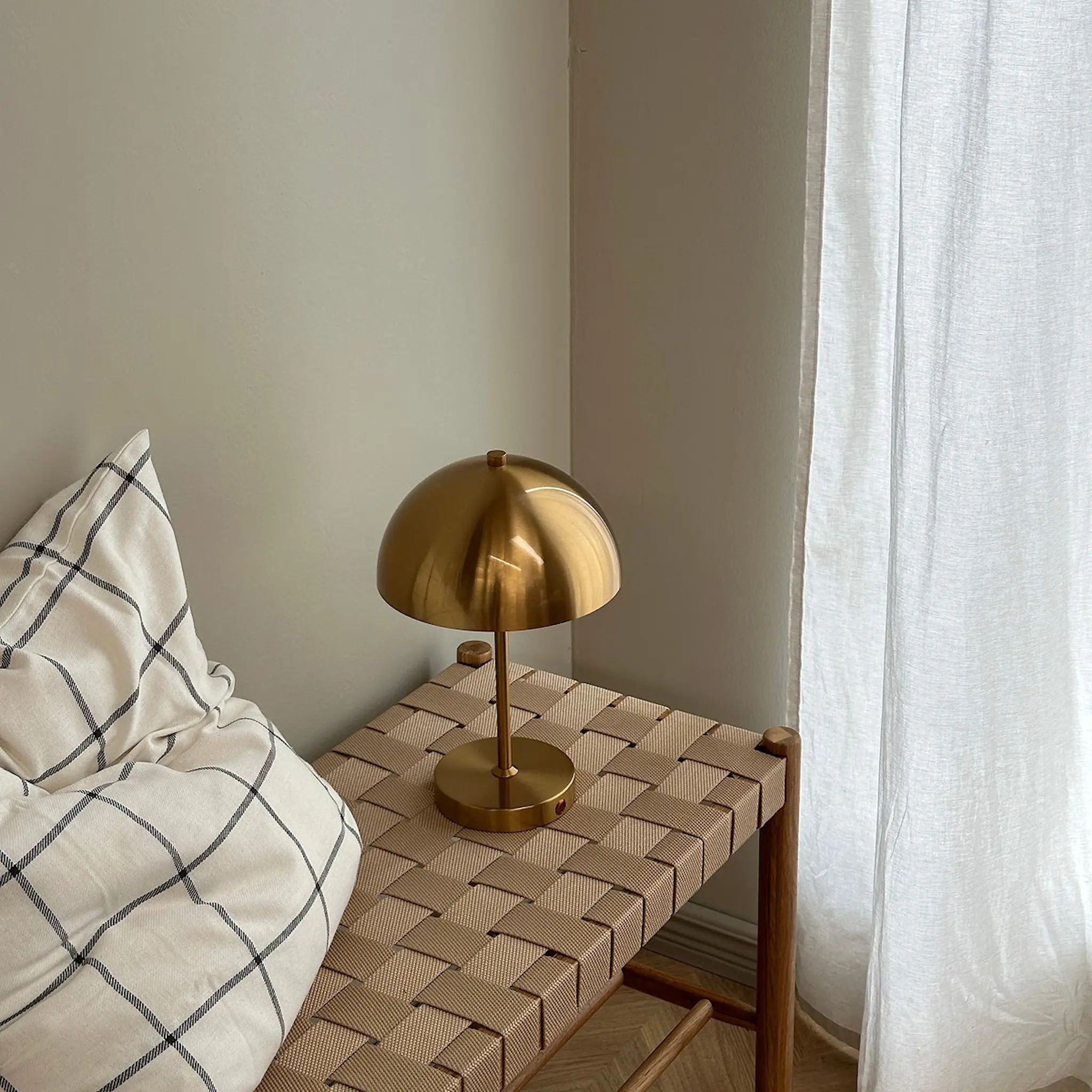 Dyberg Larsen Stockholm 2.0 portabel bordslampa 30 cm antik mässing