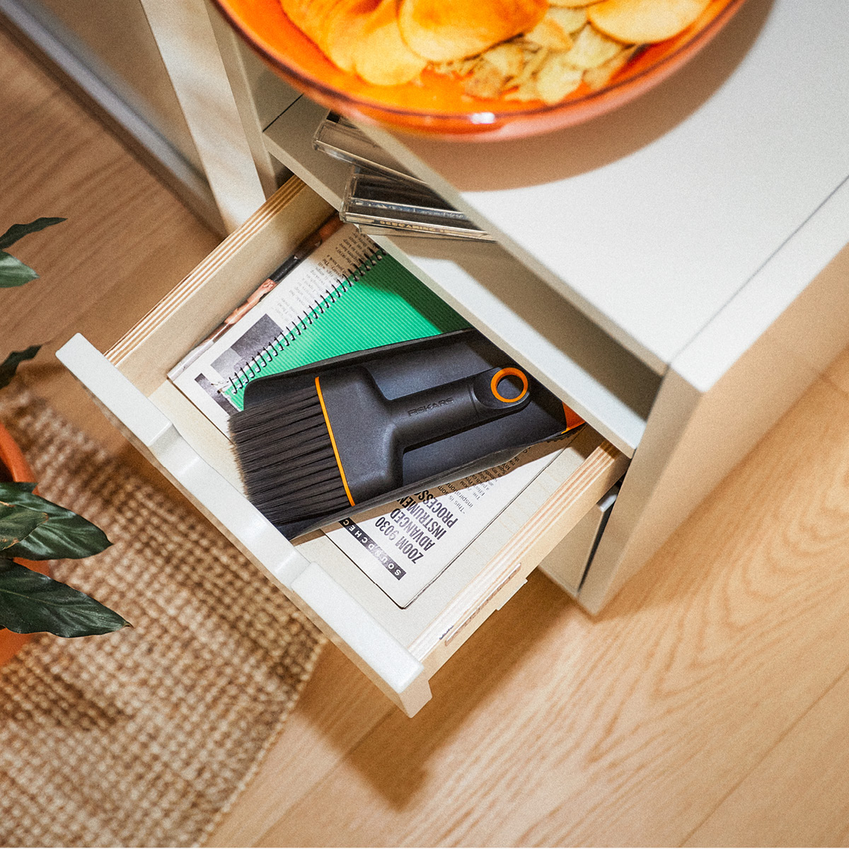 Fiskars Plantespade og kost 2-in-1