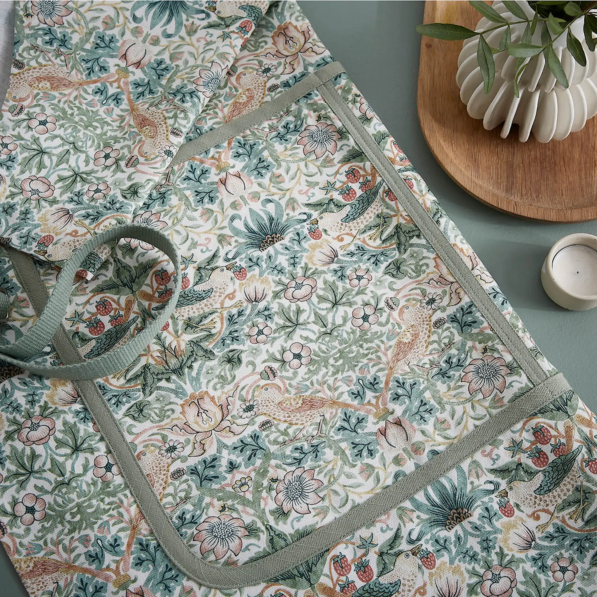 Spode Morris & Co förkläde 70x95 cm Strawberry Thief, Cochineal/Willow