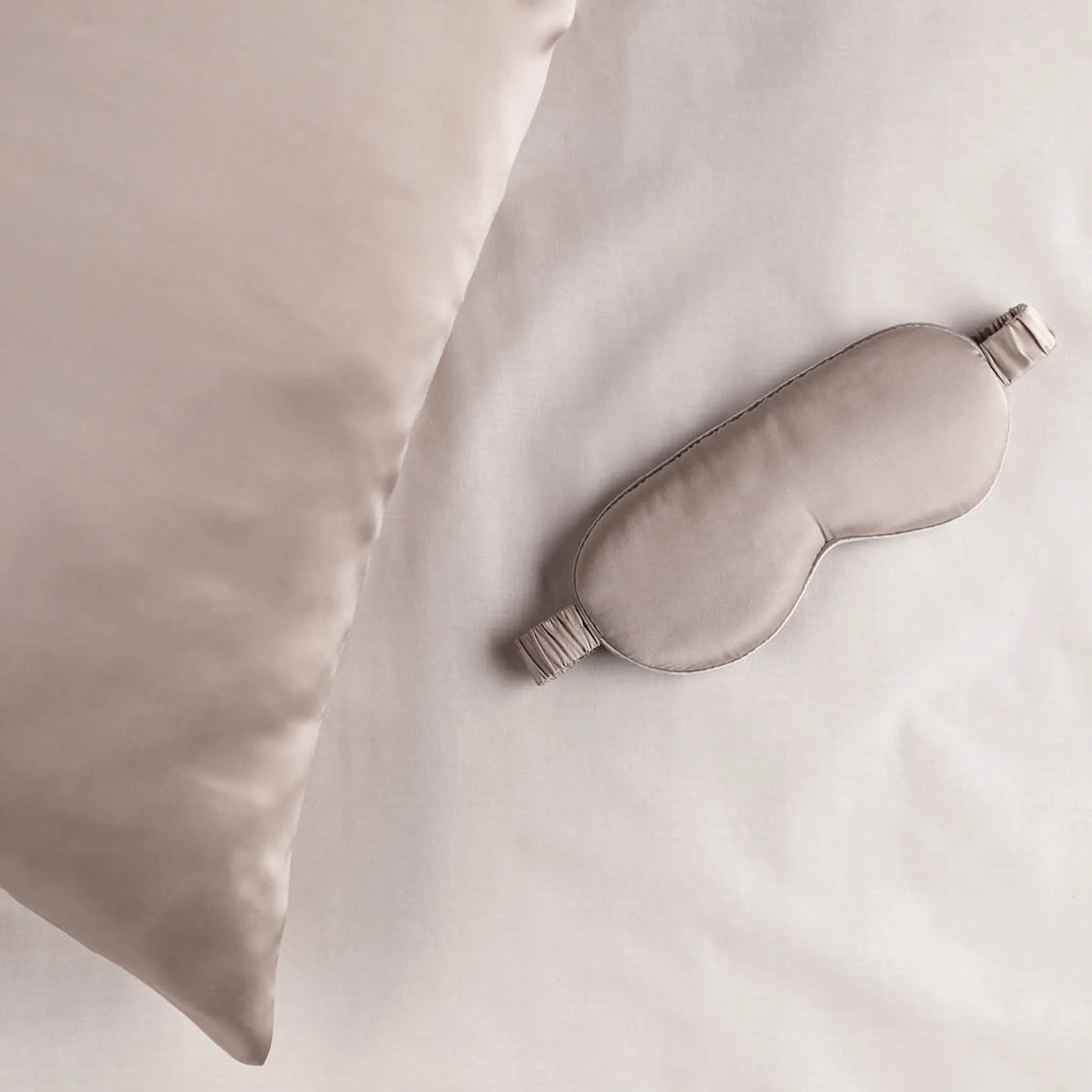 Fanni K Gåvoset sidenörngott och sovmask i siden ljusgrå