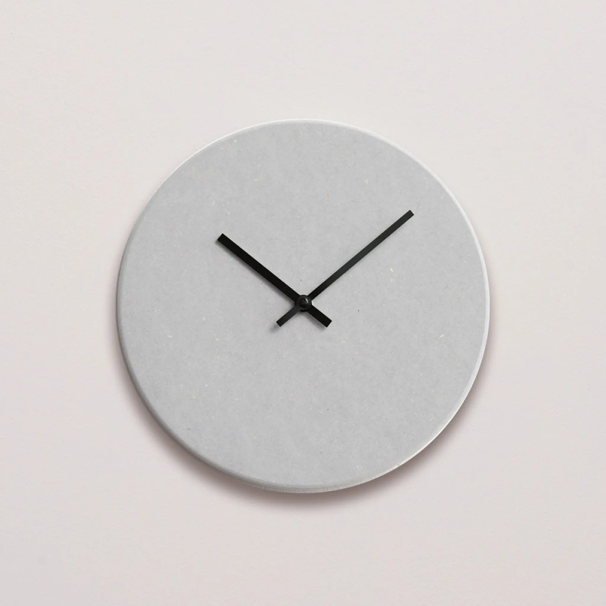 Hemverk Shape light grey väggklocka 28 cm ljusgrå med svart visare