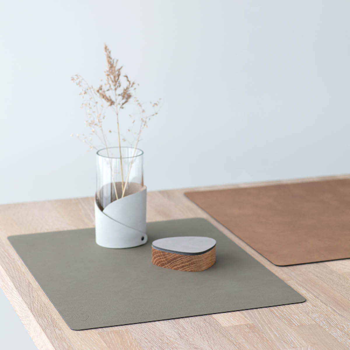 LIND DNA Square Nupo Bordstablett Dubbelsidig Army Grön/Natur