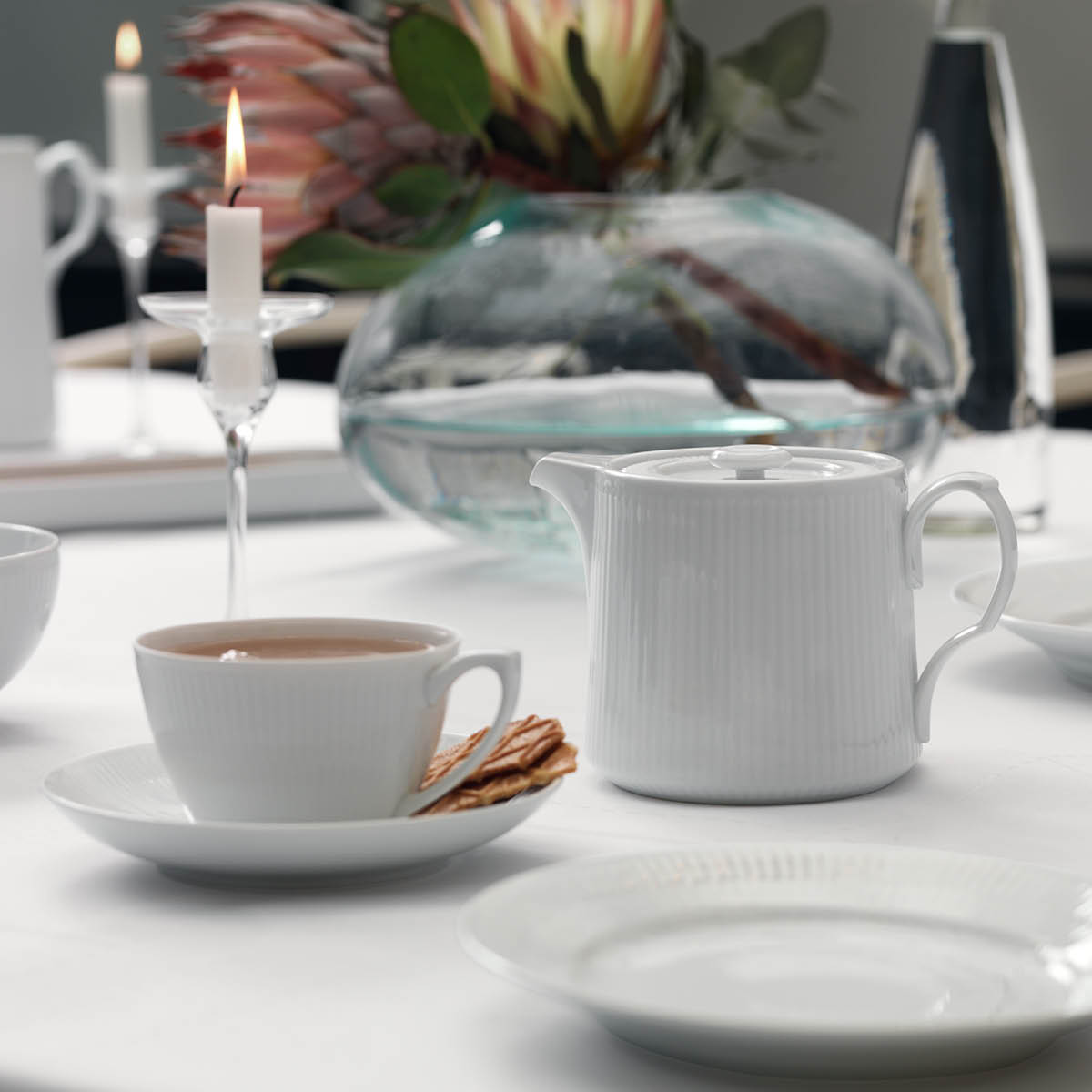 Royal Copenhagen Hvit Riflet kopp m/underfat 28 cl