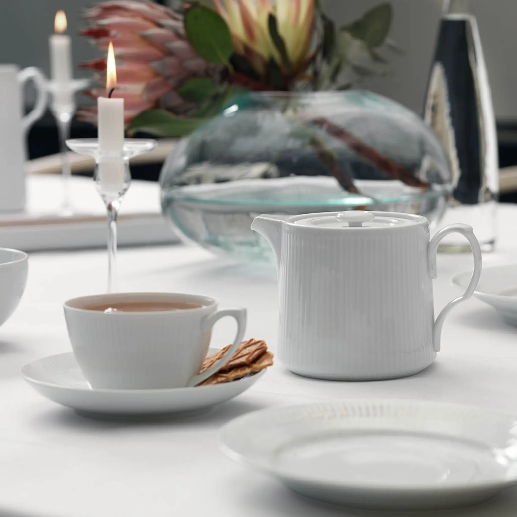 Royal Copenhagen White Fluted Teekuppi ja lautanen 28 cl