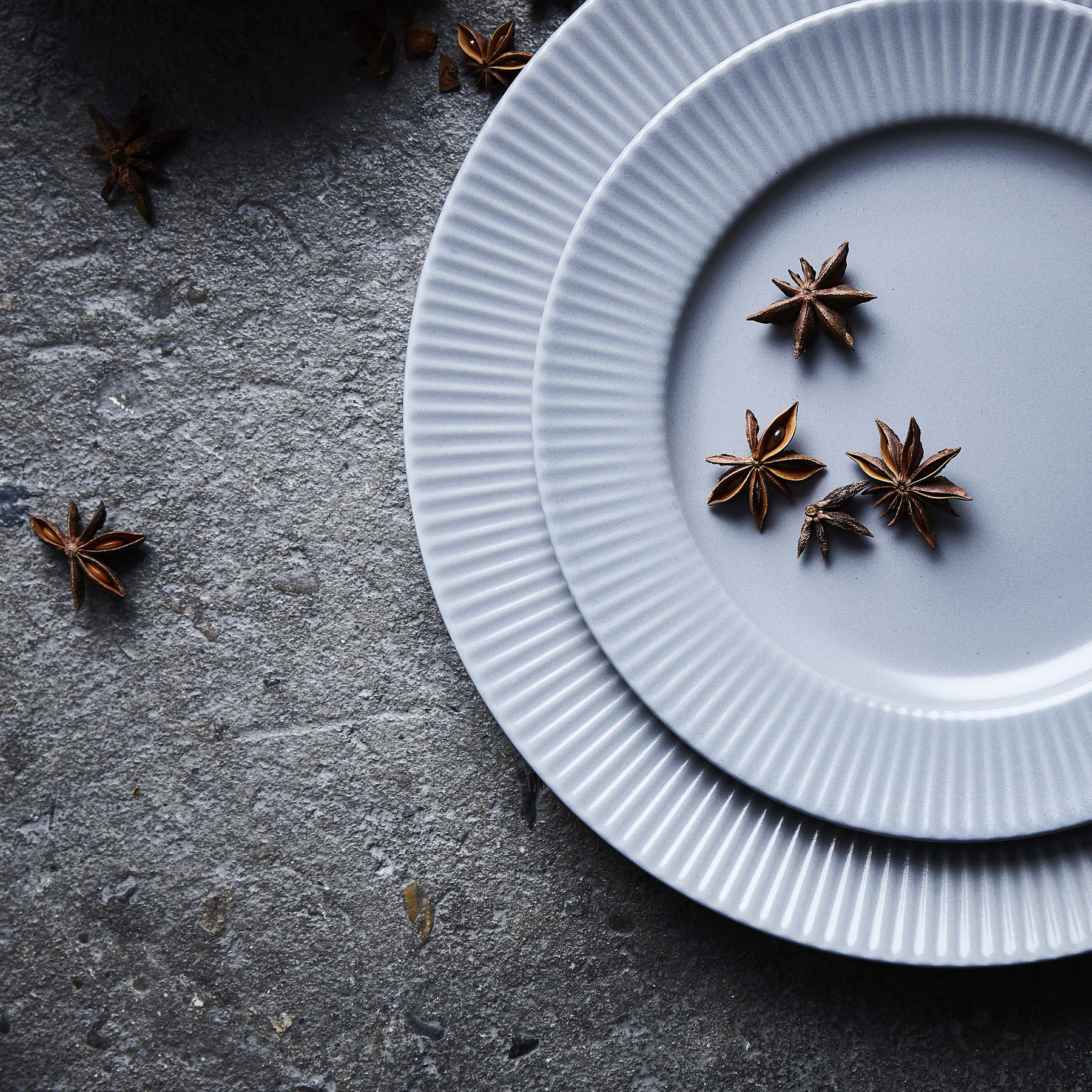 Aida Groovy stentøy middagstallerken 27 cm grå