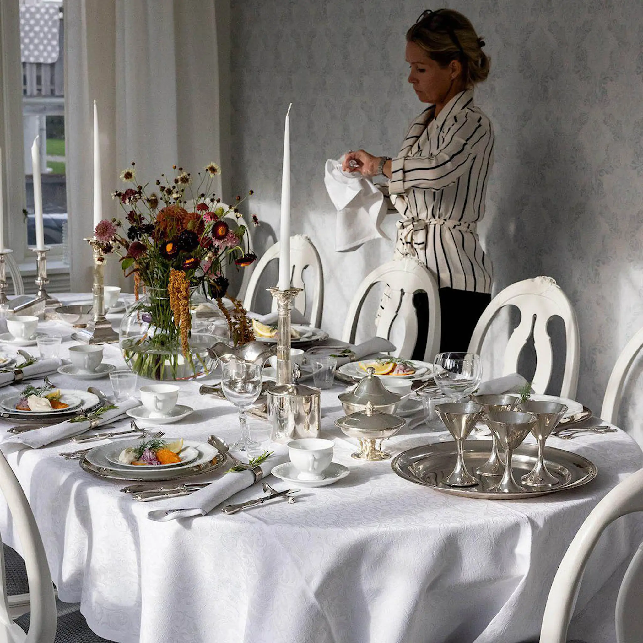 Ekelund Medaljong duk 150x300 cm ljusgrå