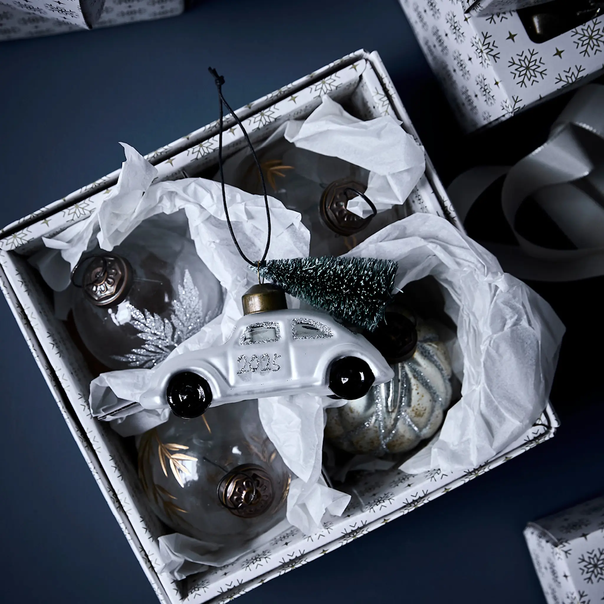 House Doctor Xmas Car 2025 julpynt bil hänge 10,5 cm vit/silver