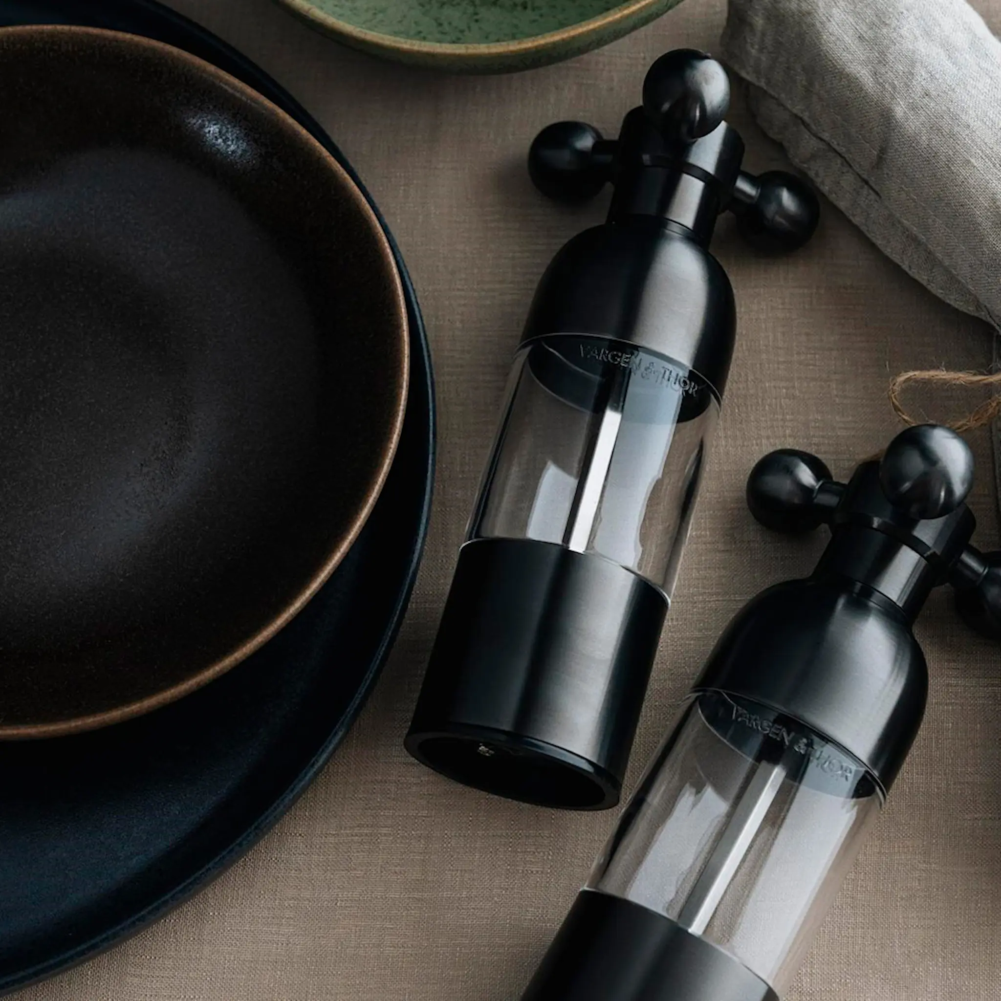 Vargen & Thor Axia Suola- ja Pippurimylly 18 cm Musta