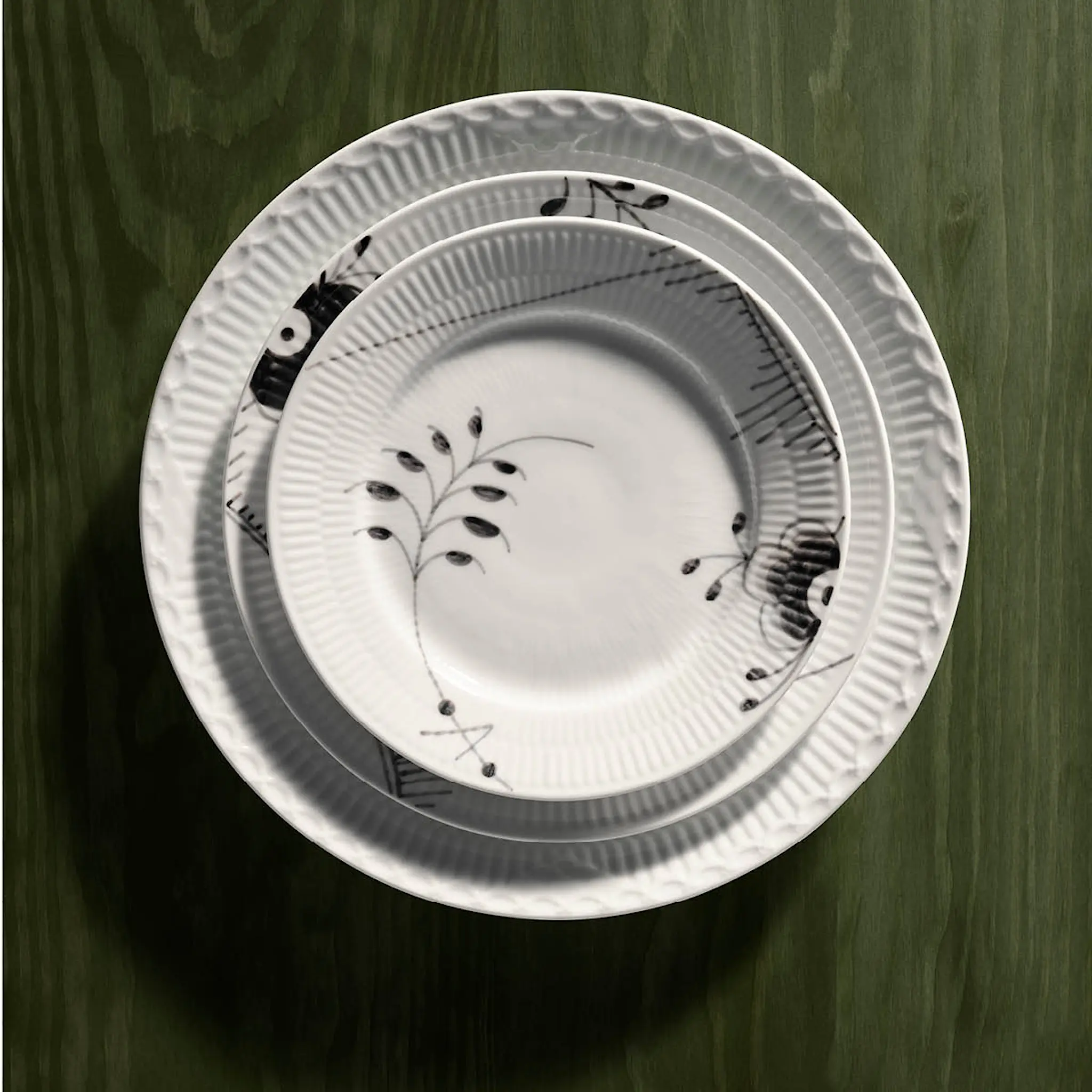 Royal Copenhagen Black Fluted Mega Tallrik 22 cm dekor 2