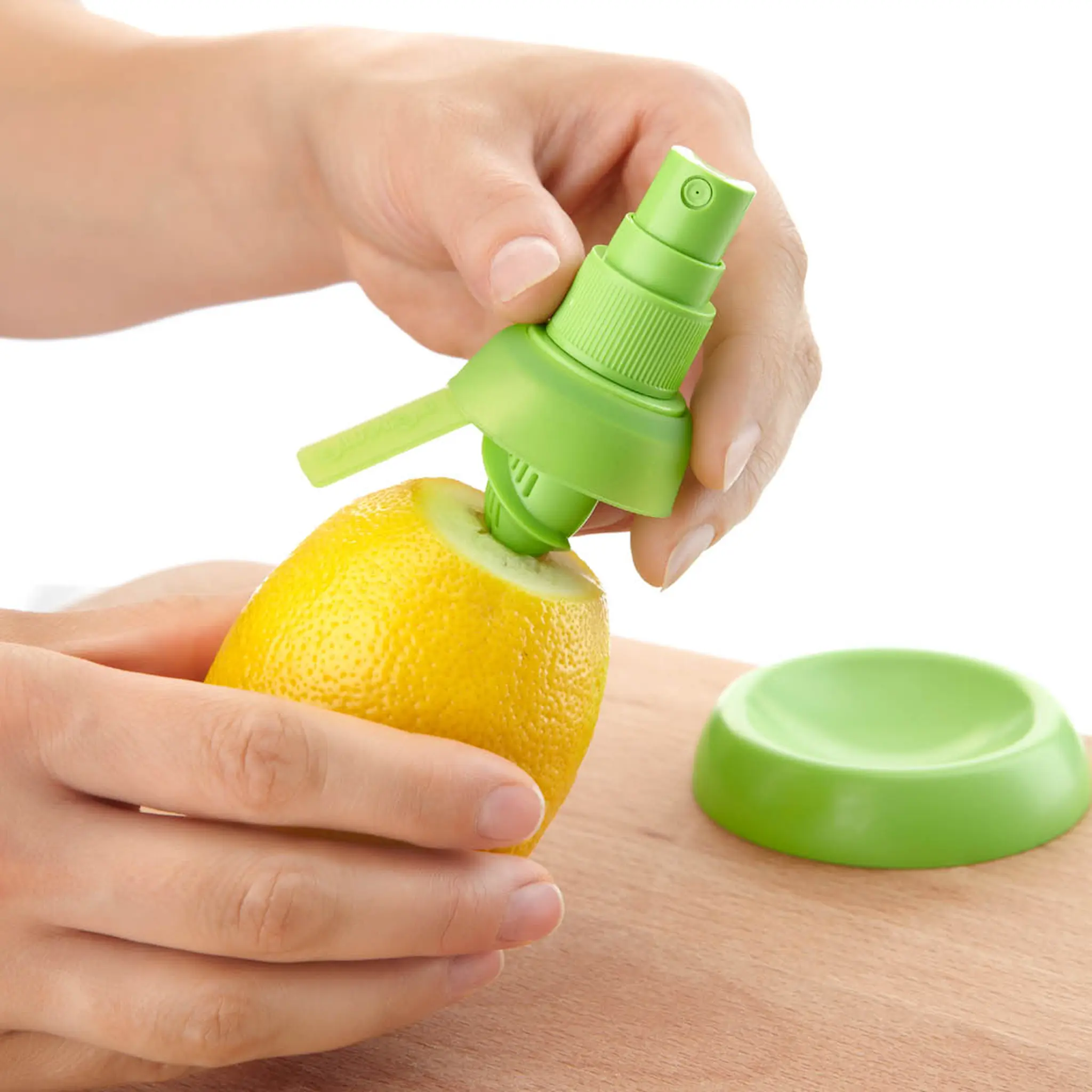 Lékué Citrus Spray som skruvas direkt in i citrusfrukter