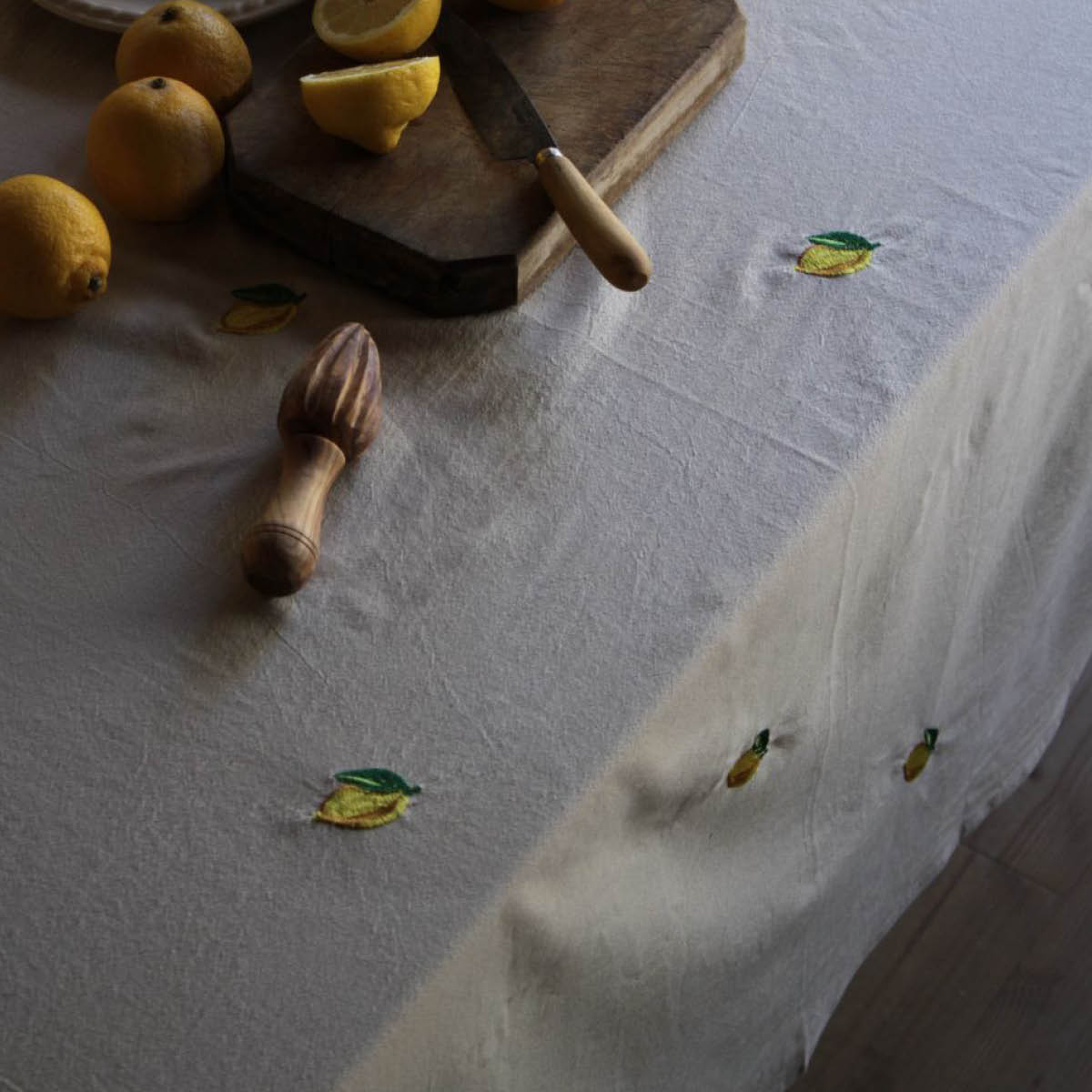 Midnatt Lemon bordsduk 250x145 cm beige/gul