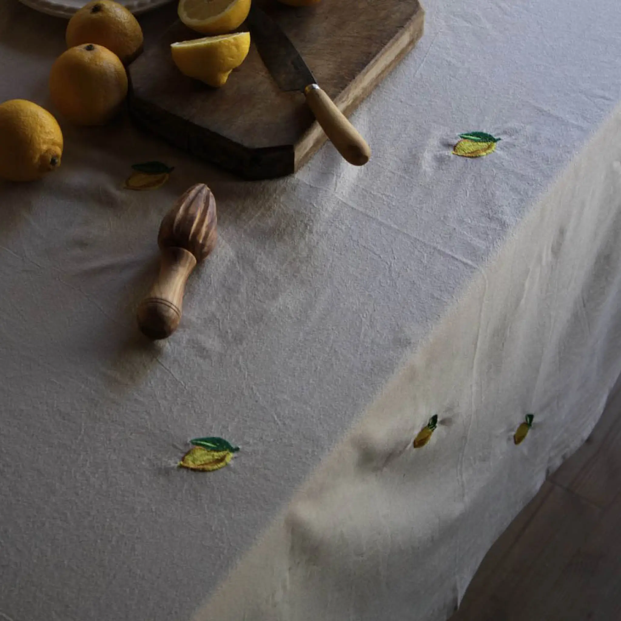 Midnatt Lemon bordsduk 250x145 cm beige/gul