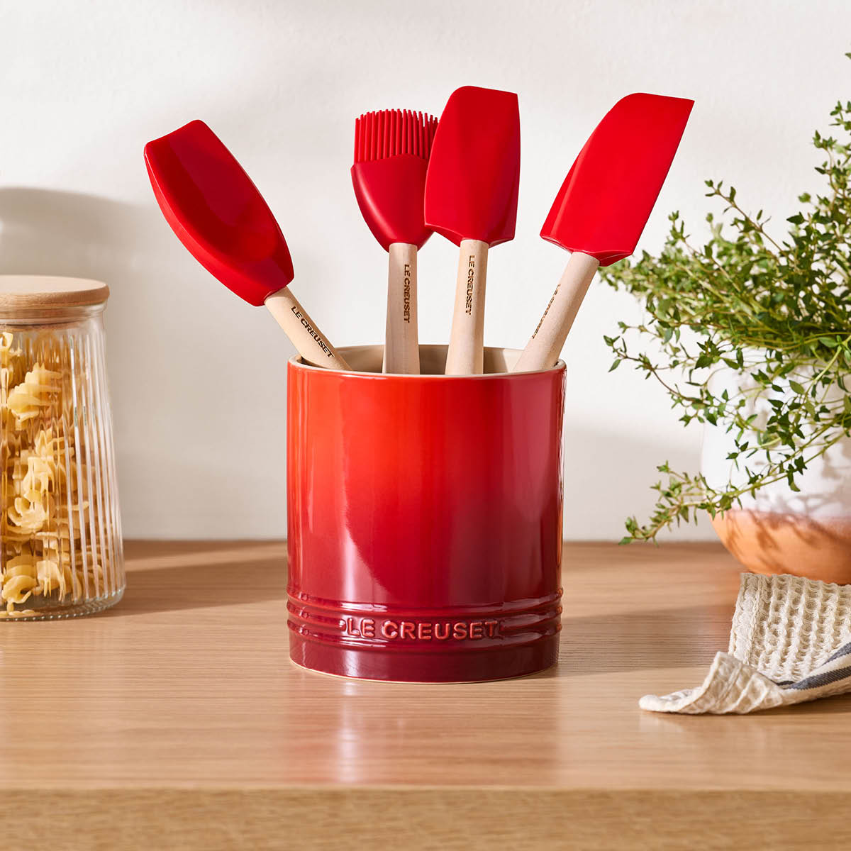 Le Creuset Signature bestikk- og redskapskrukke 1,1L cerise