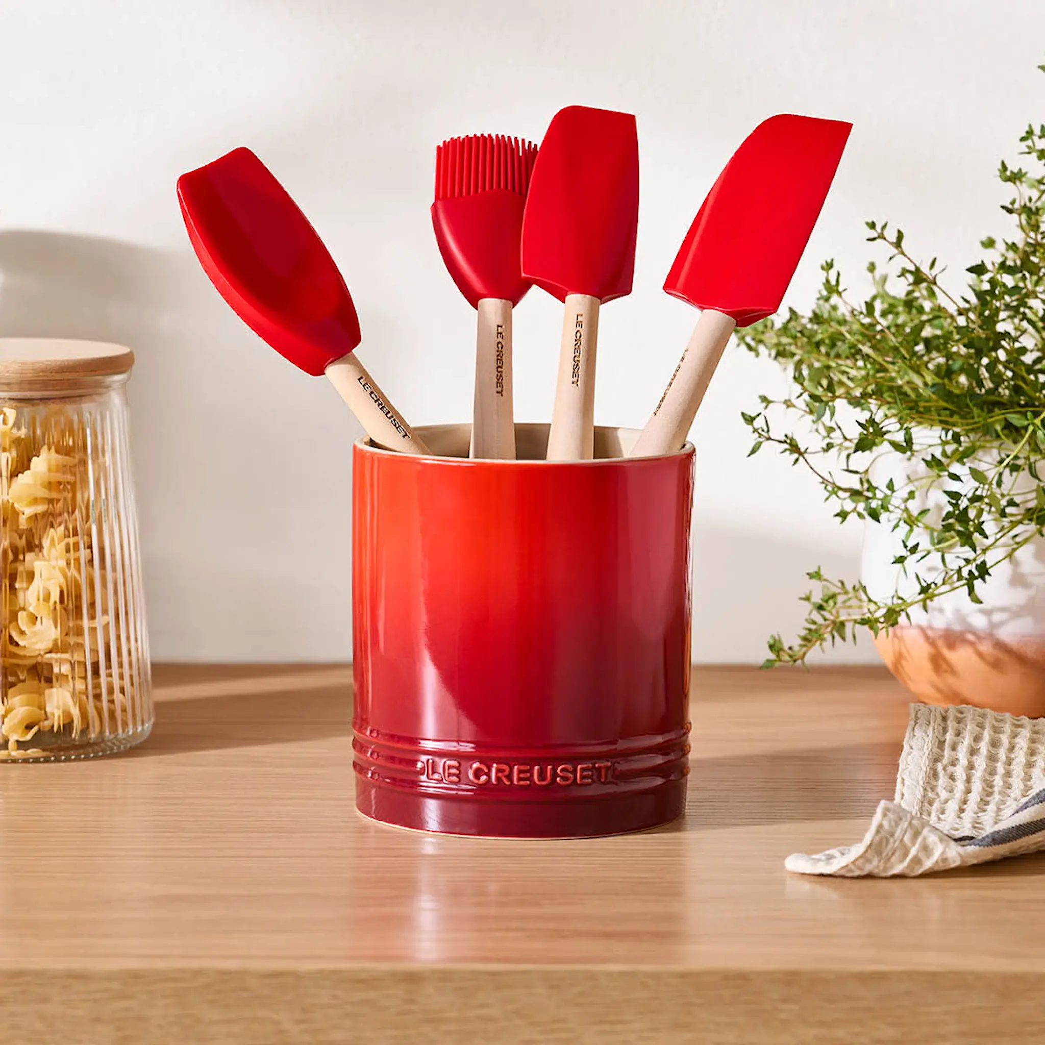 Le Creuset Signature bestikk- og redskapskrukke 1,1L cerise hover