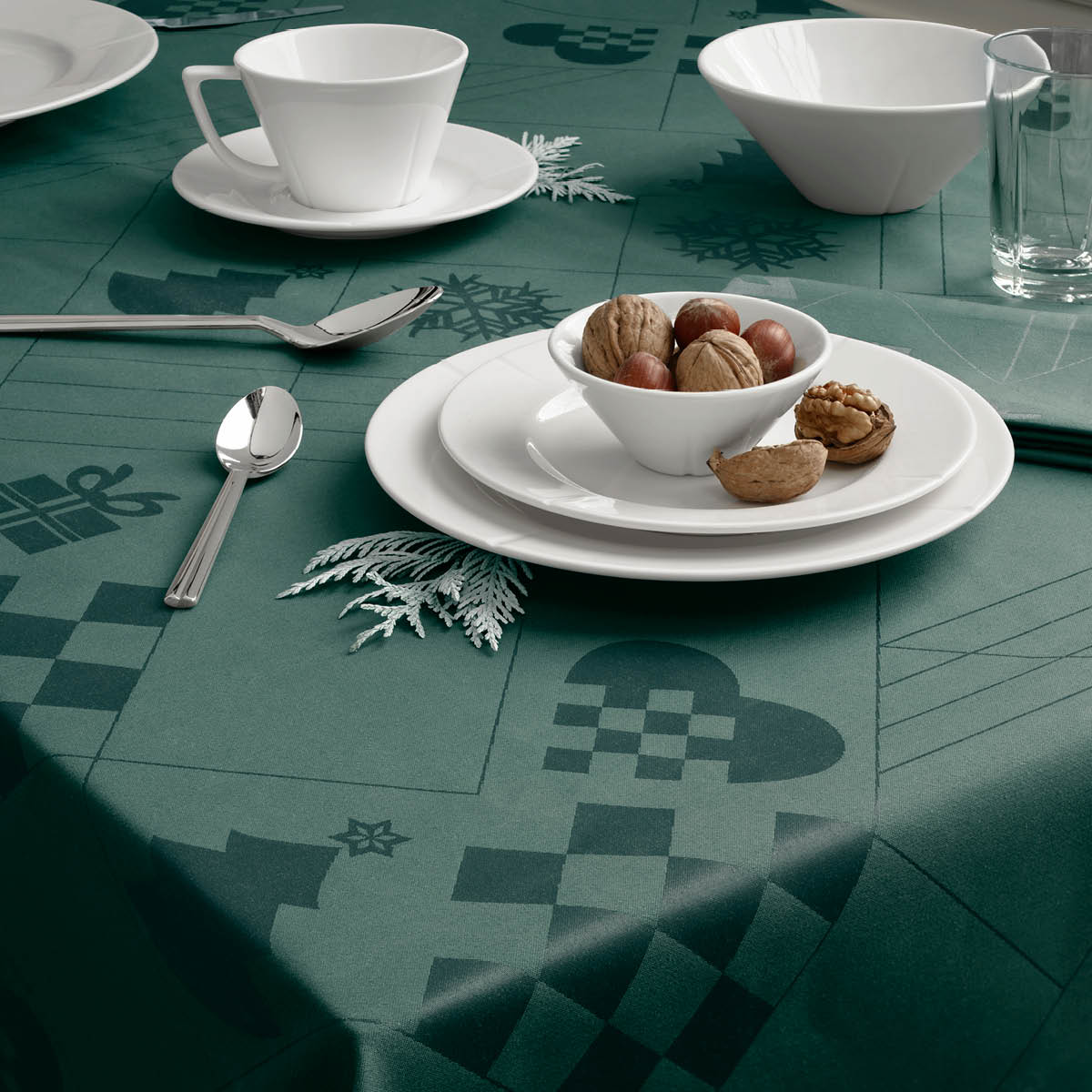 Juna Natale juleduk i damask 150x220 cm grønn