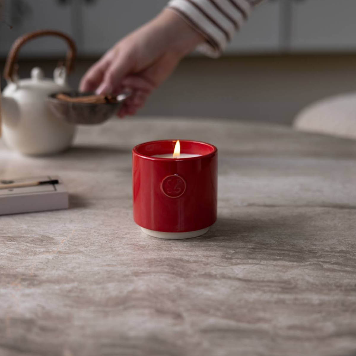 Liljeholmens Doftljus "Lisa" äpple & julkryddor 7,9 cm röd