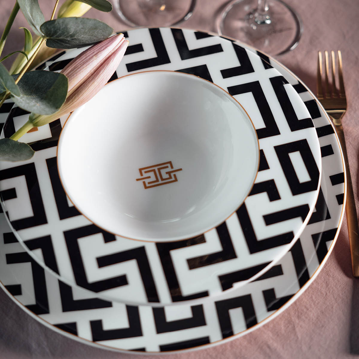 Carolina Gynning DECO Black Djup tallrik 24 cm