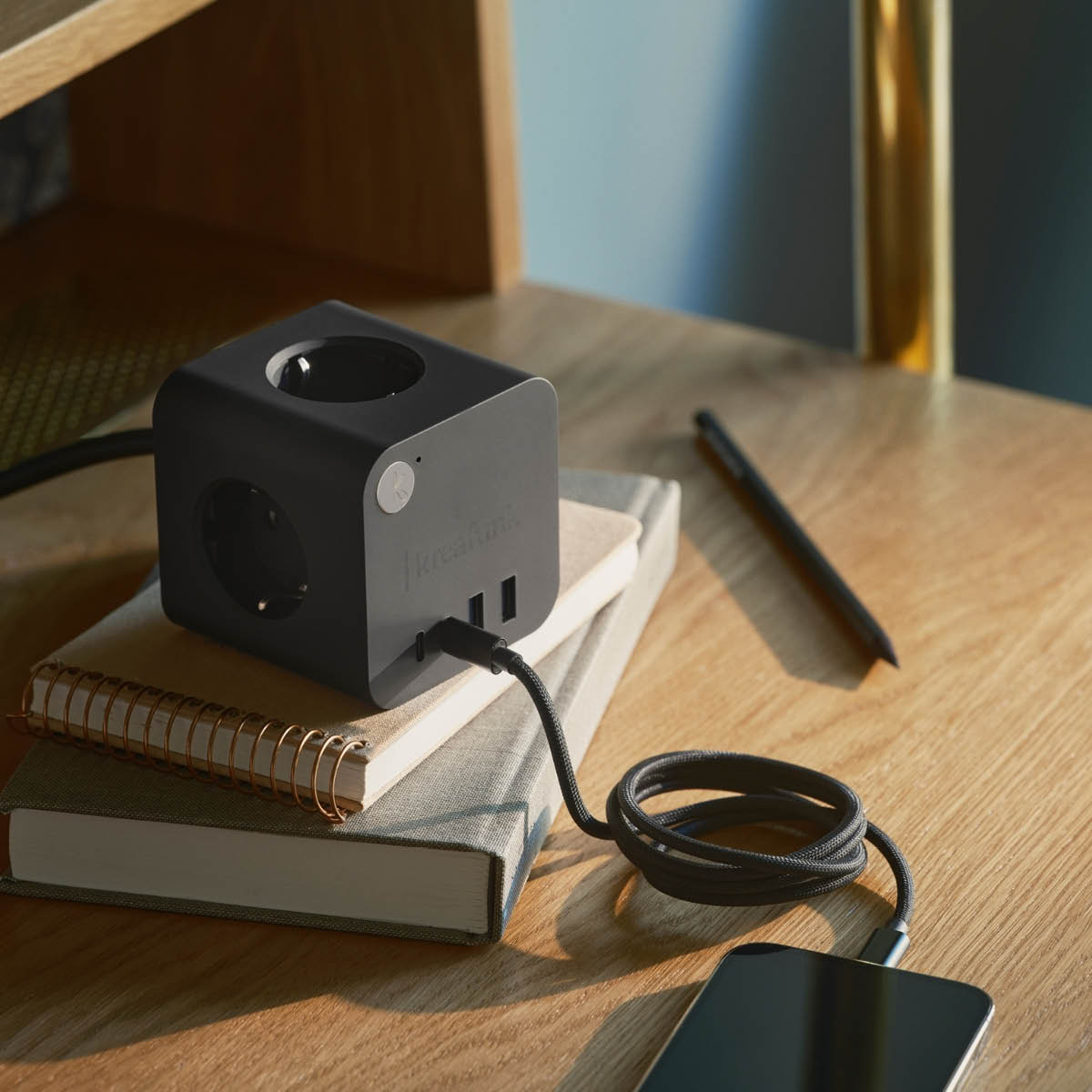 Kreafunk Ampie Wired grenuttag med USB-A & USB-C svart