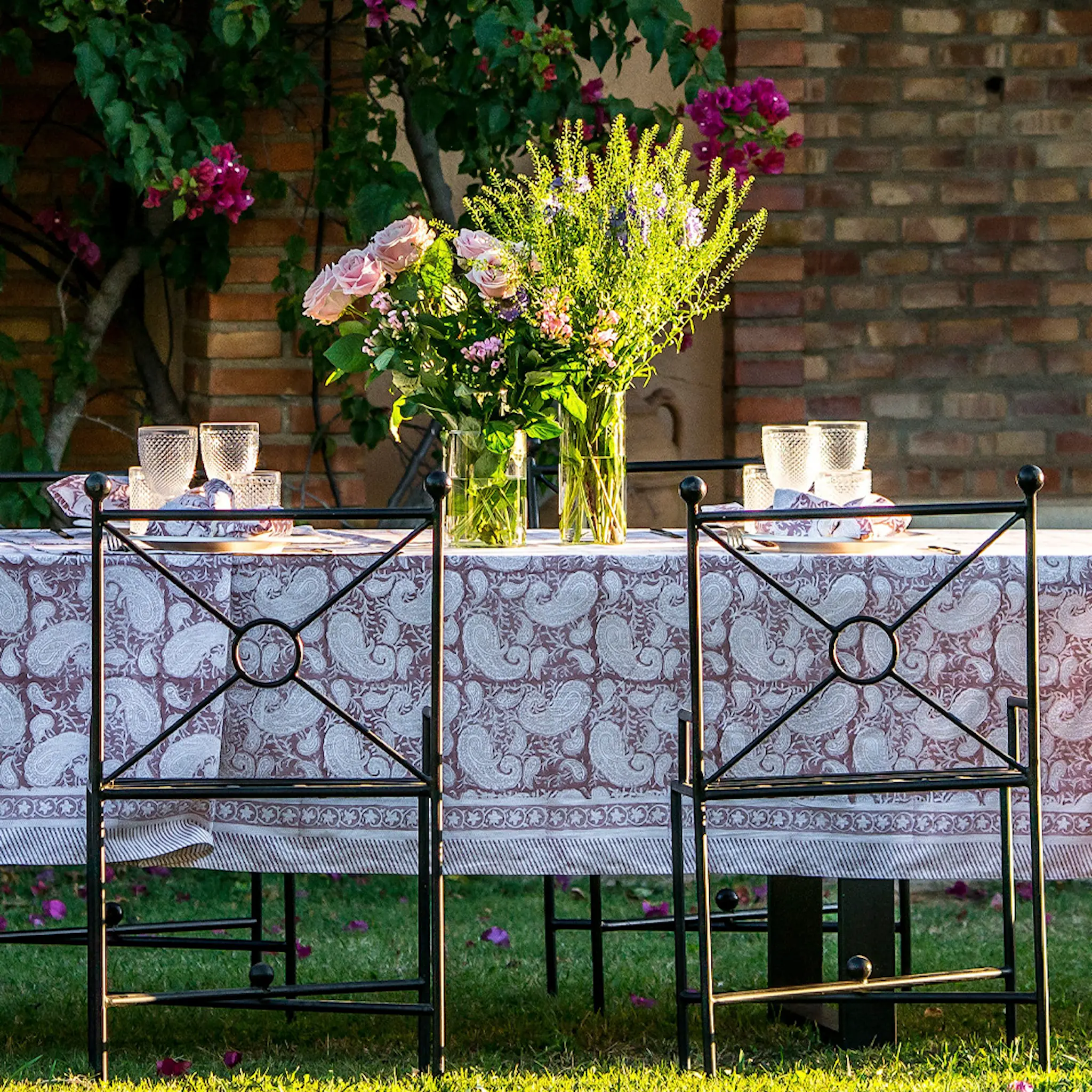 Chamois Big Paisley Pöytäliina 170x270 cm Fuchsia Rose