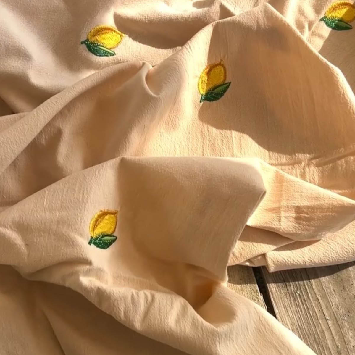 Midnatt Lemon bordsduk 250x145 cm beige/gul
