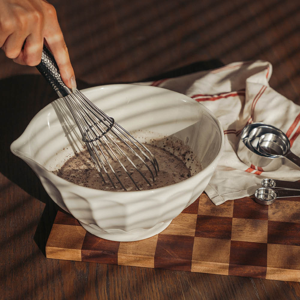 Anders Petter Classic bakskål med hällpip 2,4 L stengods creme