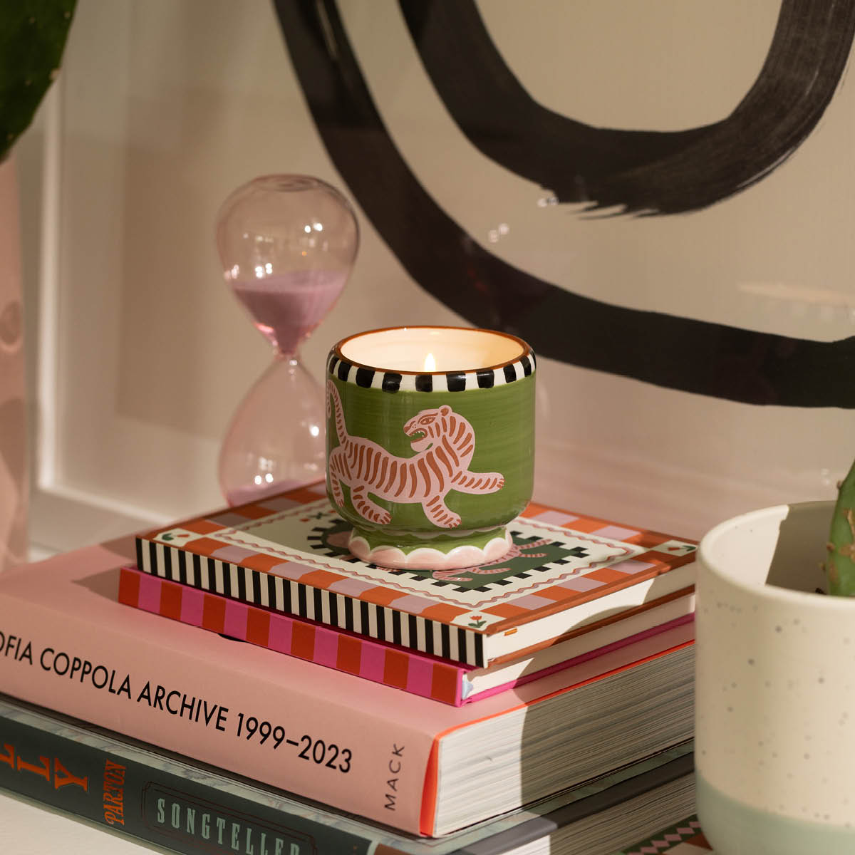 Paddywax Adopo doftljus black cedar & fig 8,8 cm Tiger svart