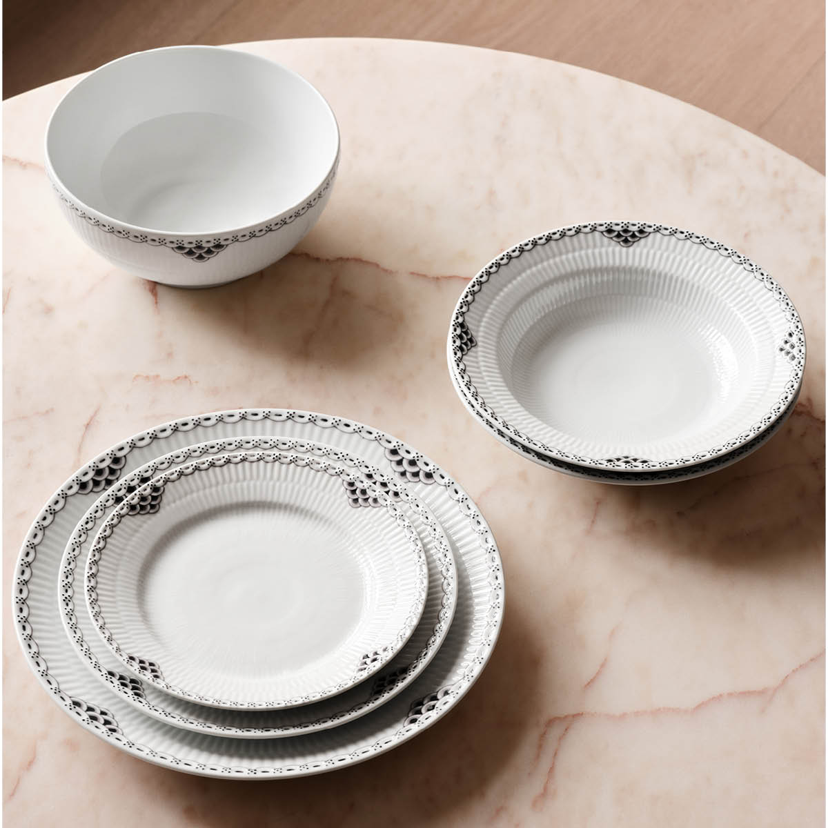 Royal Copenhagen Black Lace djup tallrik 21 cm vit/svart
