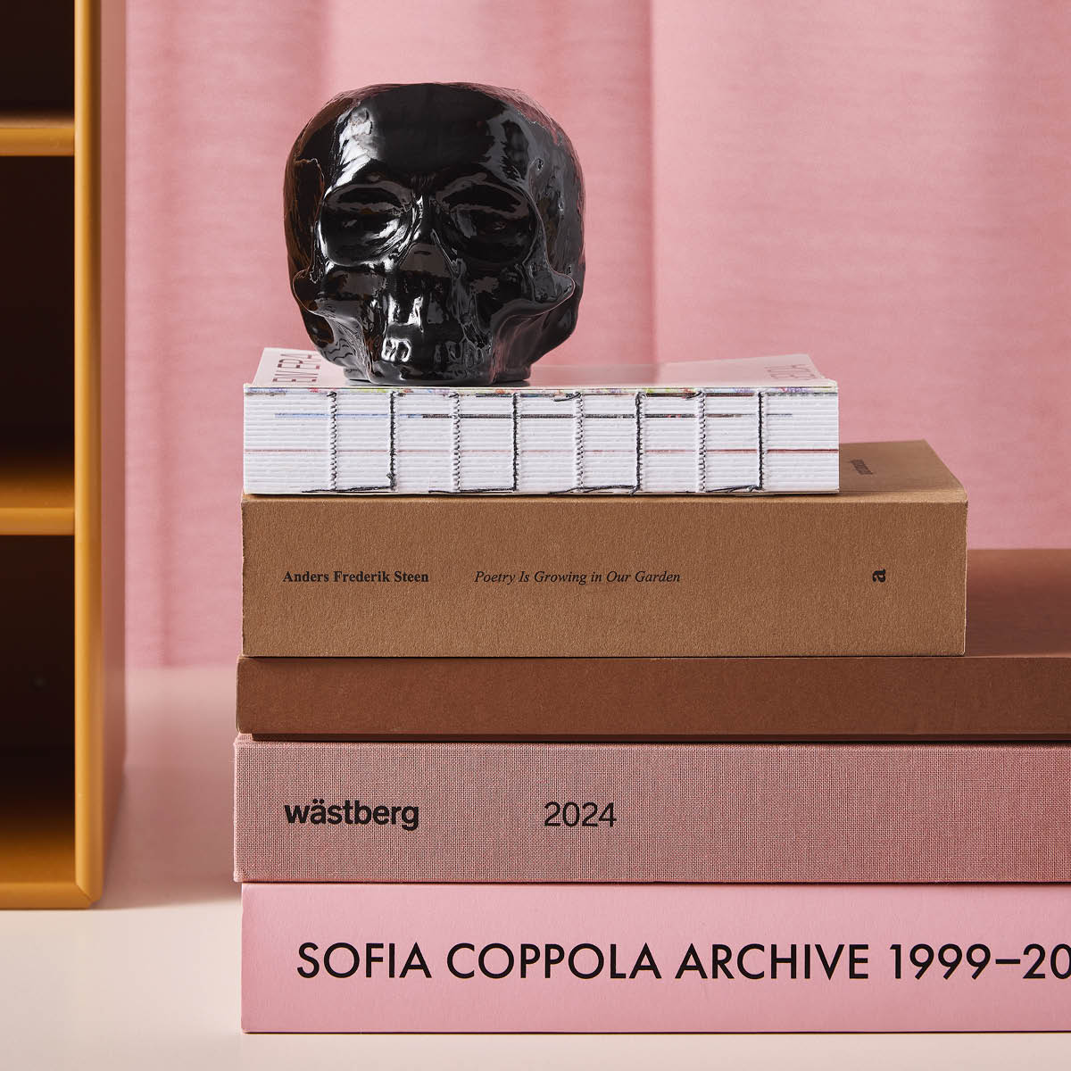 Kosta Boda Still Life Skull Kynttilälyhty 8,5 cm Musta