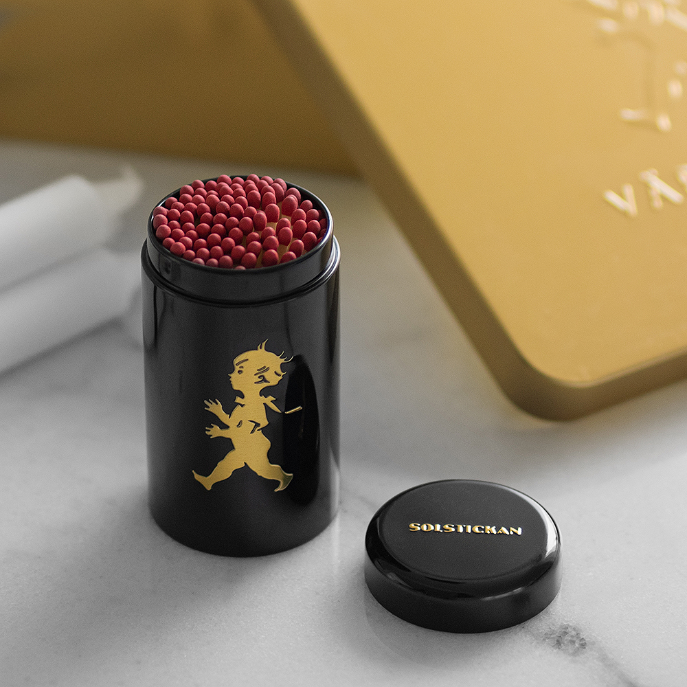 SOLSTICKAN Fyrstikker i boks svart/gull