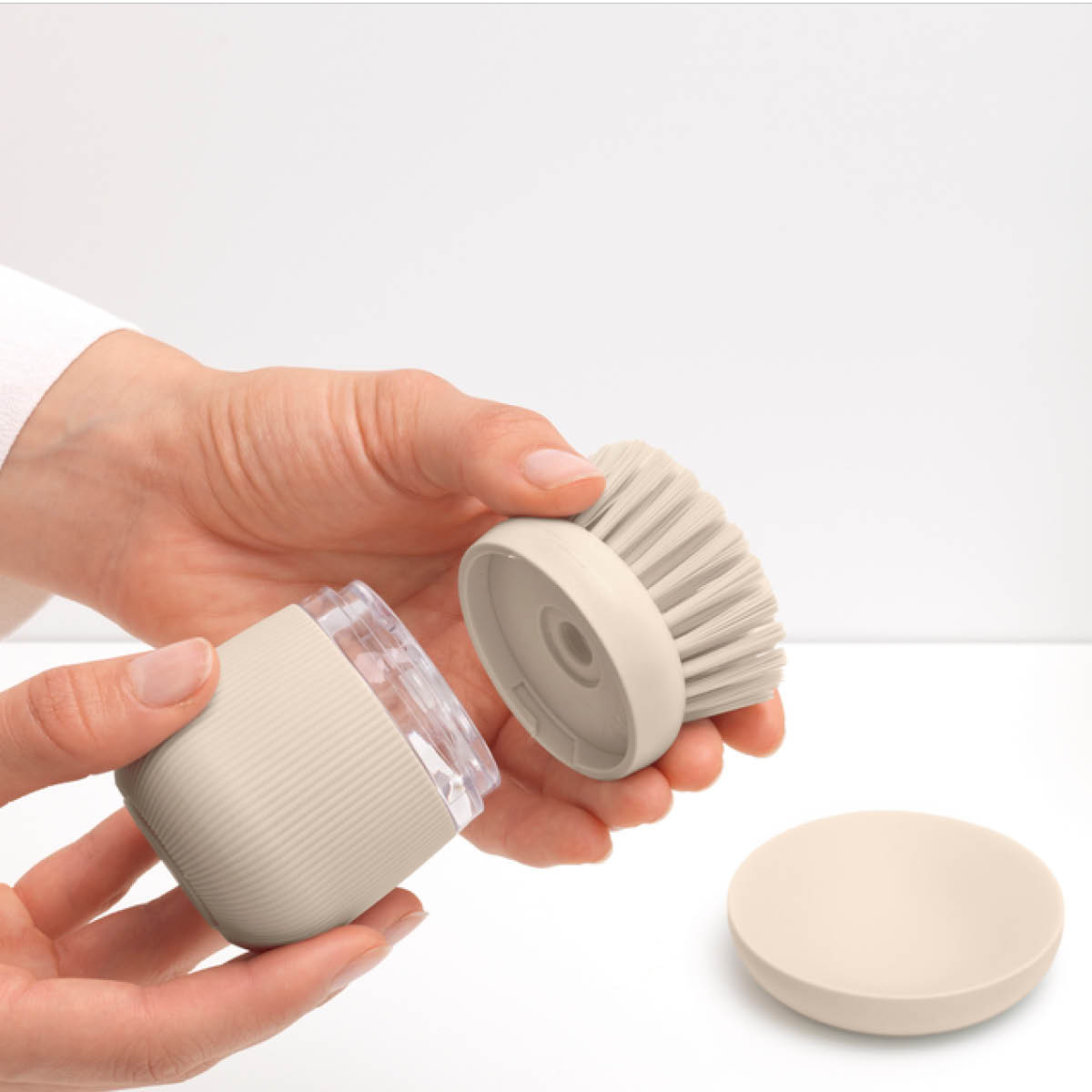 Brabantia SinkSide diskborste med diskmedelsbehållare soft beige