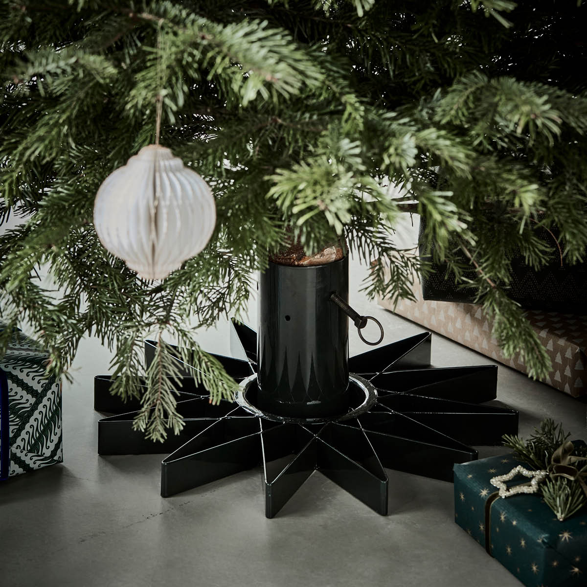 House Doctor Star julgransfot 47 cm mörkgrön