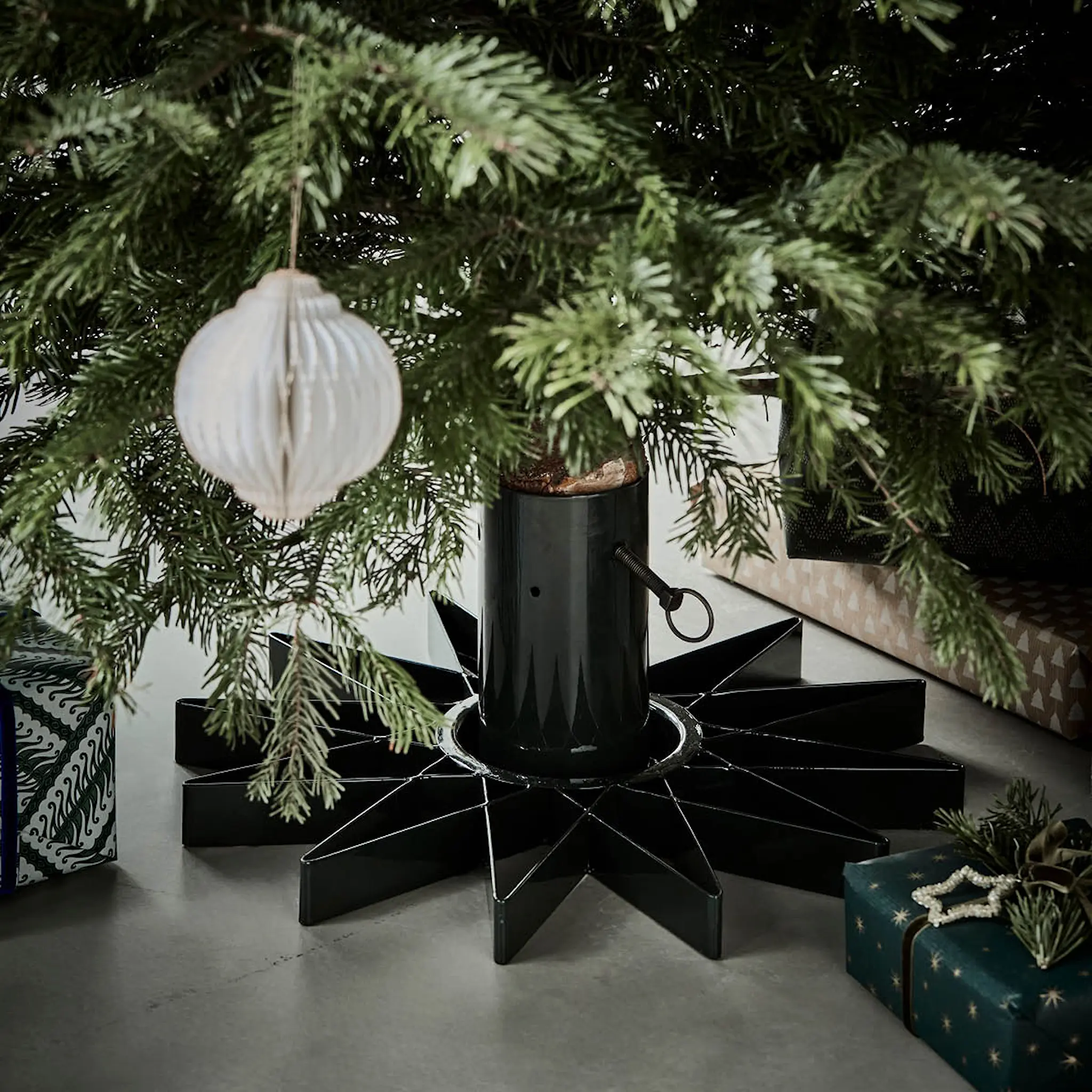 House Doctor Star julgransfot 47 cm mörkgrön