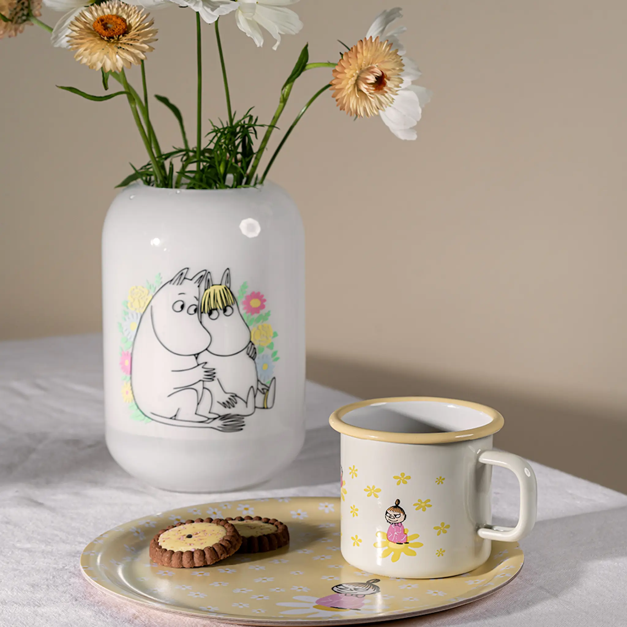 Muurla Mumin bricka 25 cm blommor gul