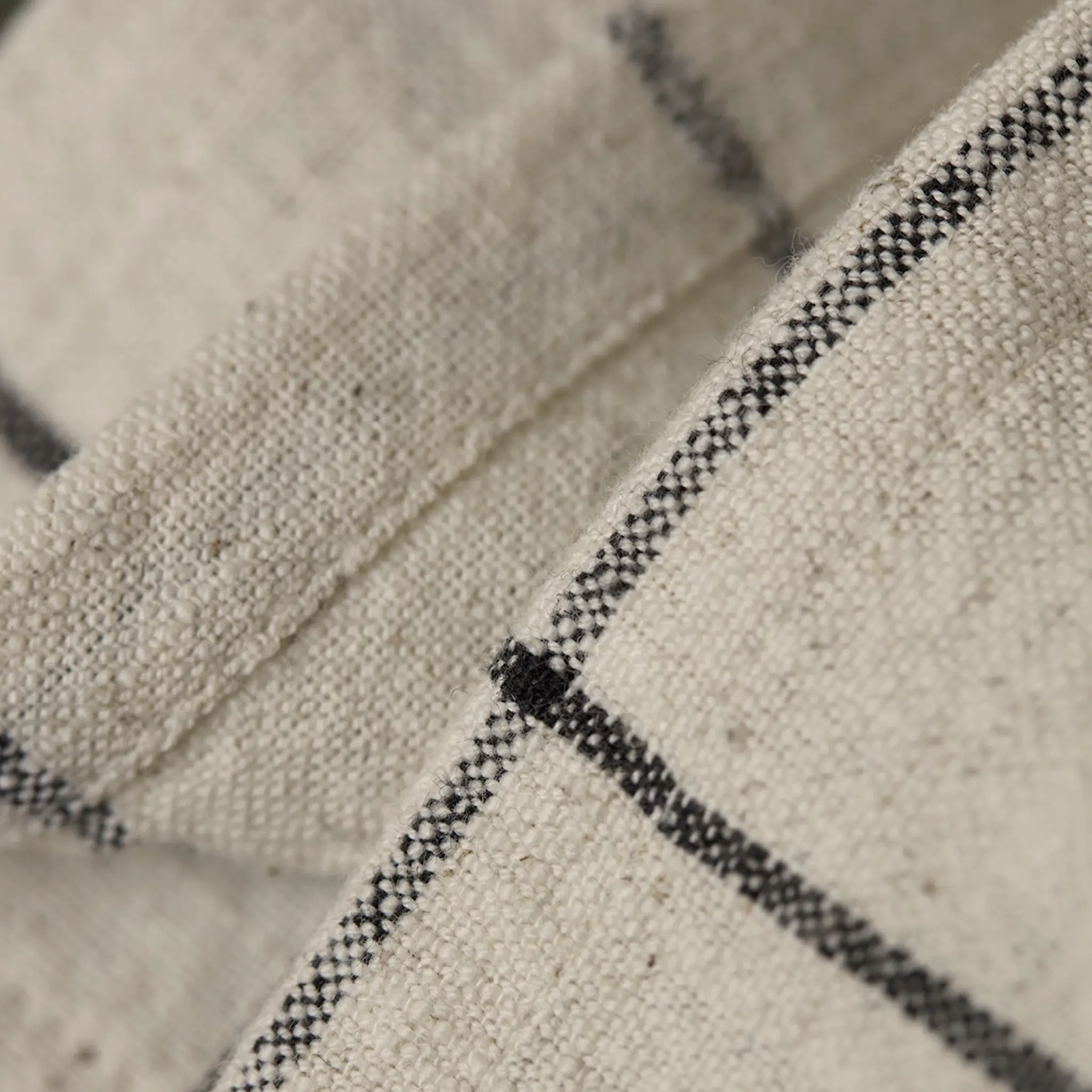 House Doctor Join duk 260x150 cm svart/off-white