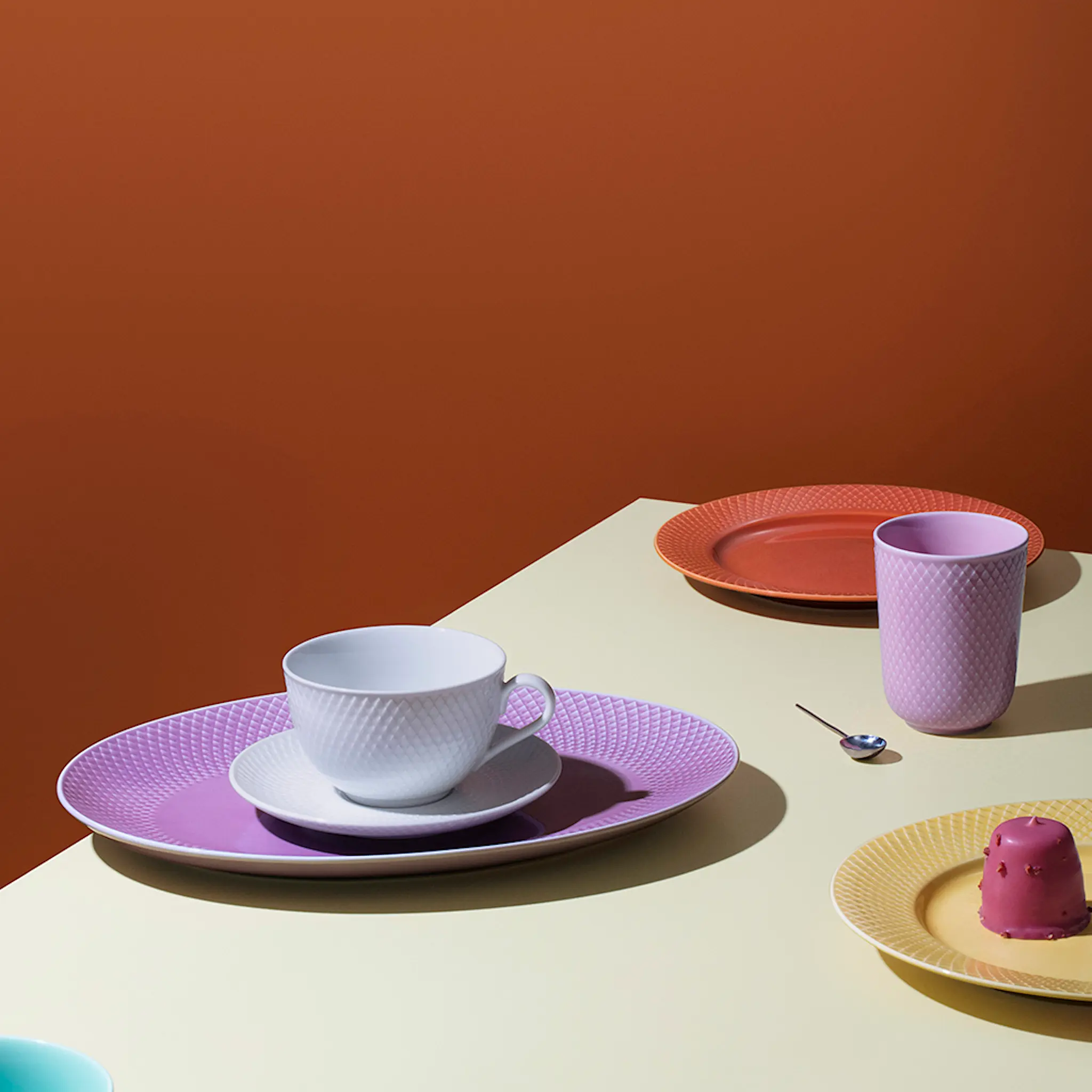 Lyngby Porcelæn Rhombe Color Serveringsfat Ovalt 35x26.5 cm Ljuslila