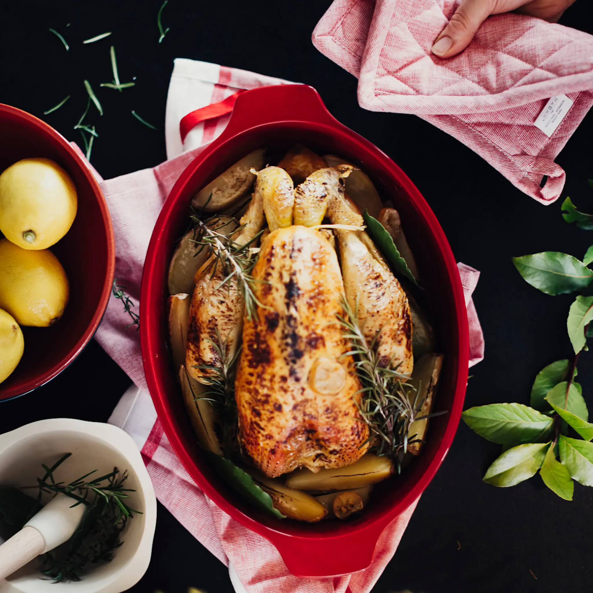 Emile Henry Stekgryta med lock 9 L röd