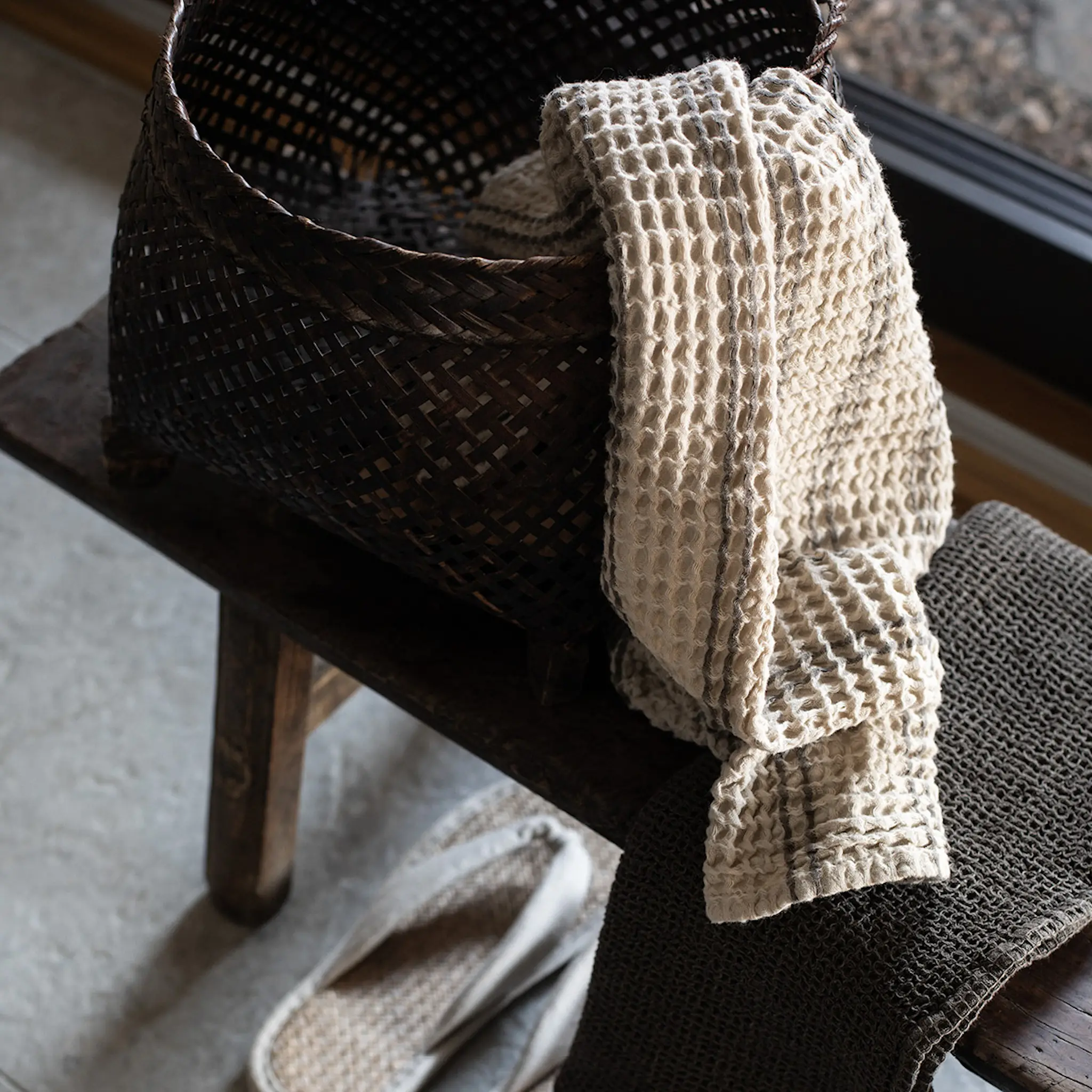 Tell Me More Nella handduk våfflad 50x70 cm taupe stripe