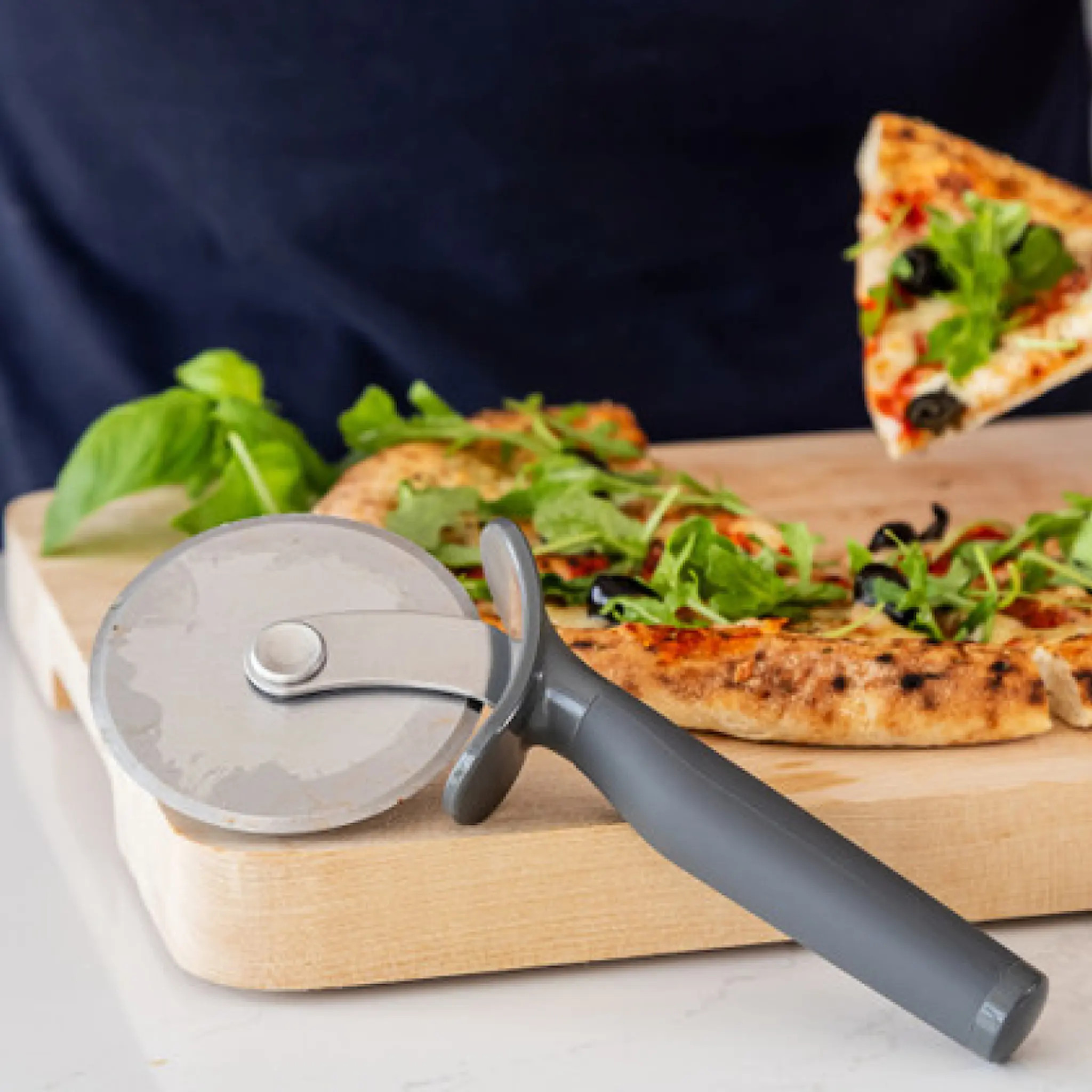 KitchenAid Core soft grip pizzahjul 23 cm charcoal grey hover