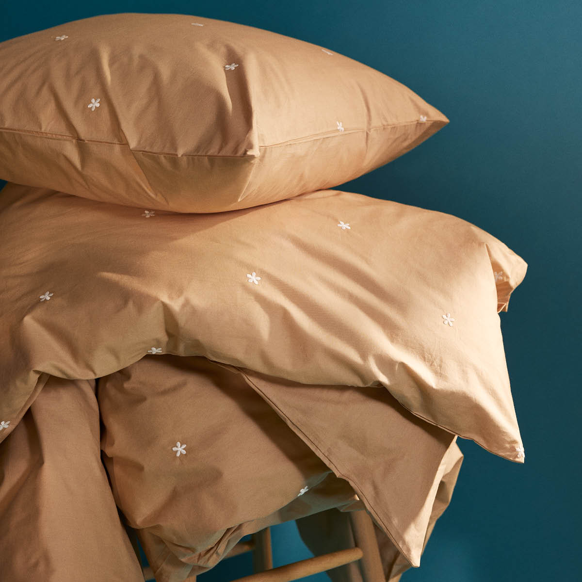 Juna Daisy Pussilakanasetti 150x210 cm Hiekka/Valkoinen