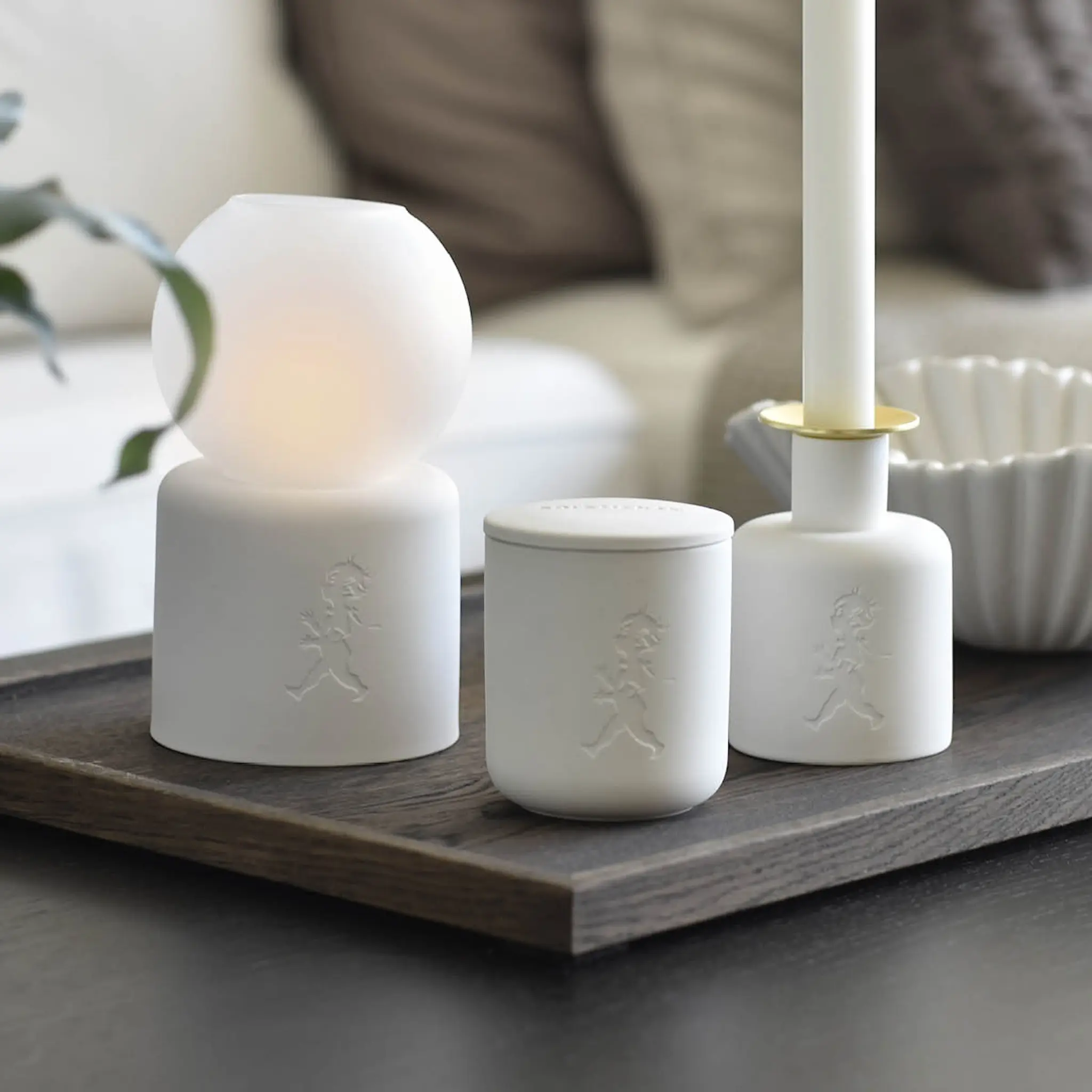 SOLSTICKAN Doftljus i keramik 9×7,5 cm vit (citrus)