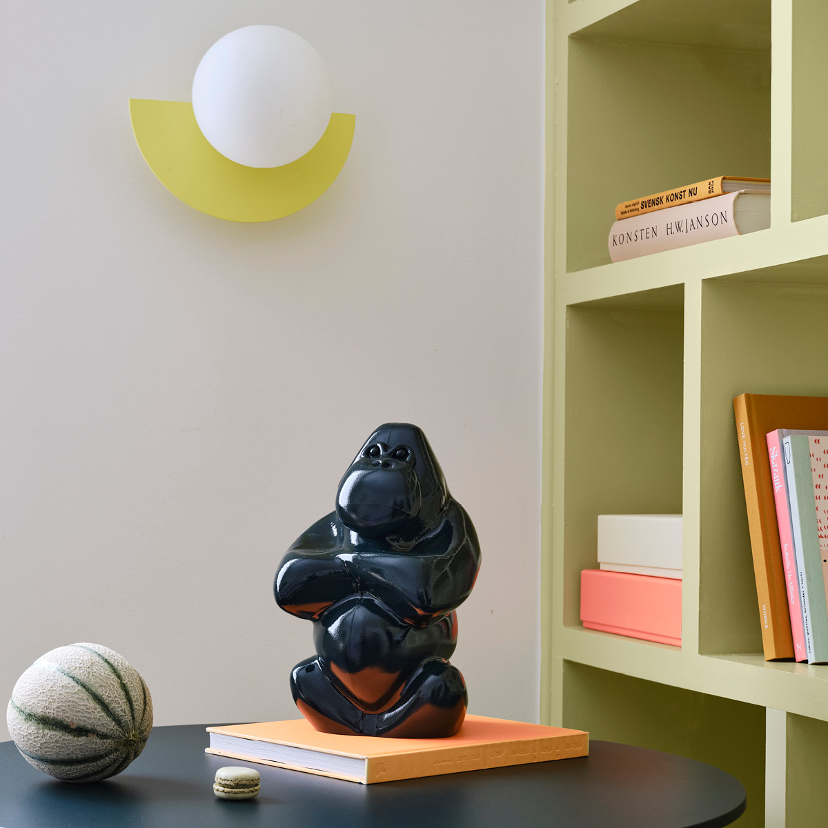 Kosta Boda Gabba Gabba Hey 30,5 cm mørkegrønn