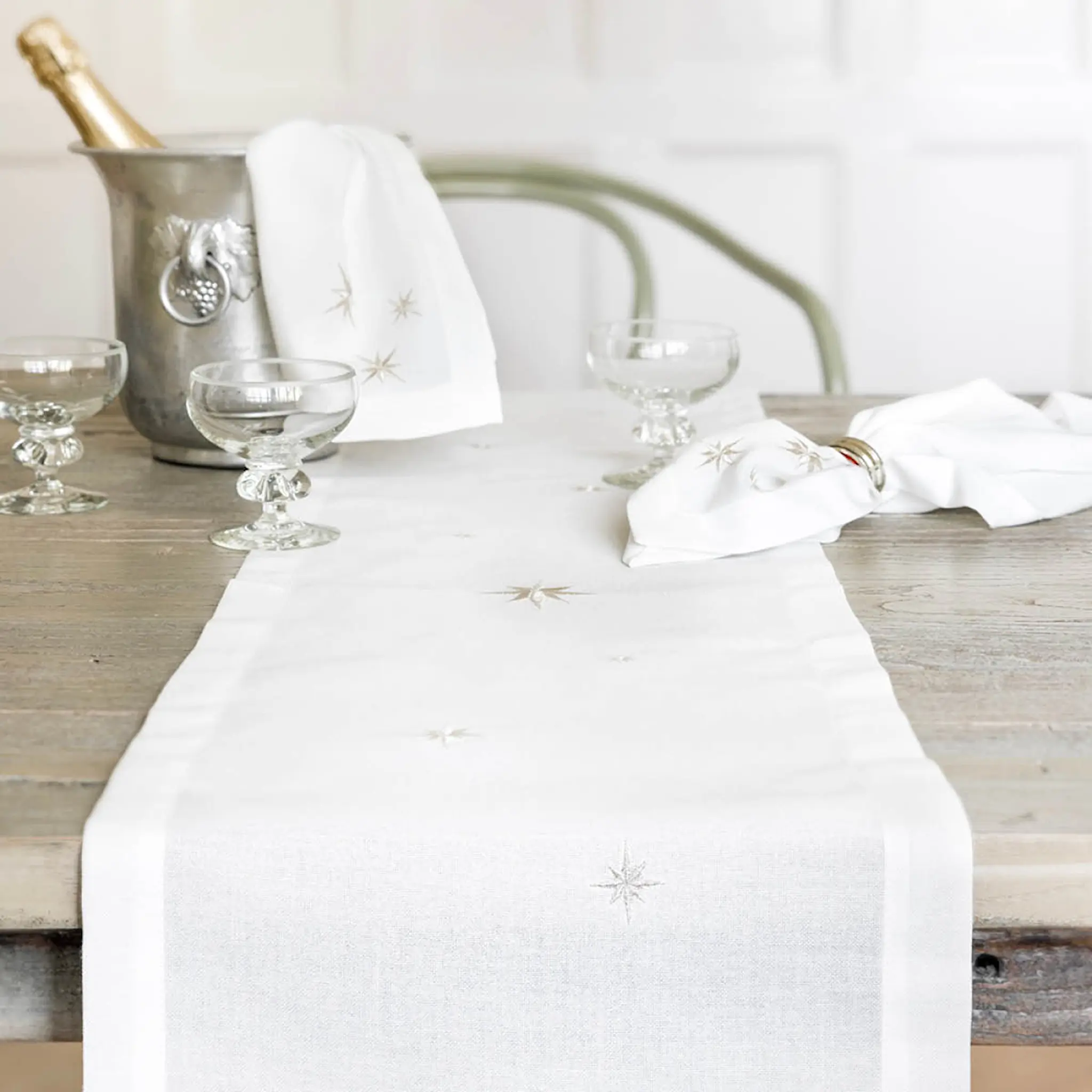 Langkilde & Søn Bordløper 30x175 cm hvit med broderte sølvstjerner