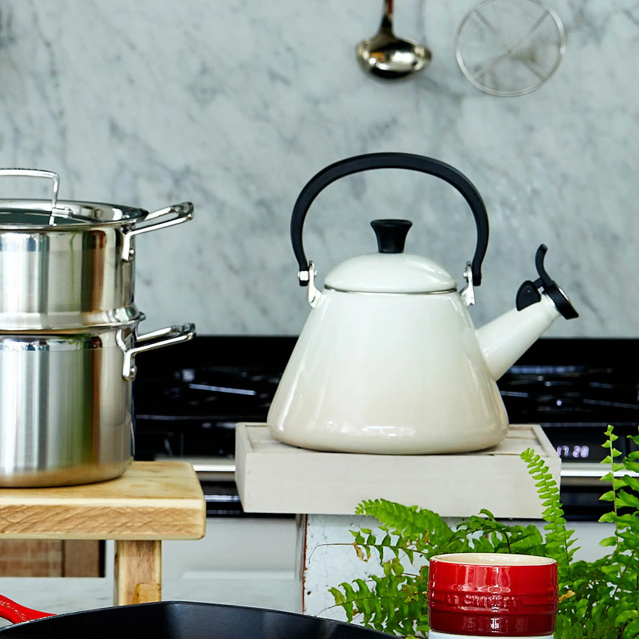 Le Creuset Kone Vattenkittel med vissla 1,6 L Meringue