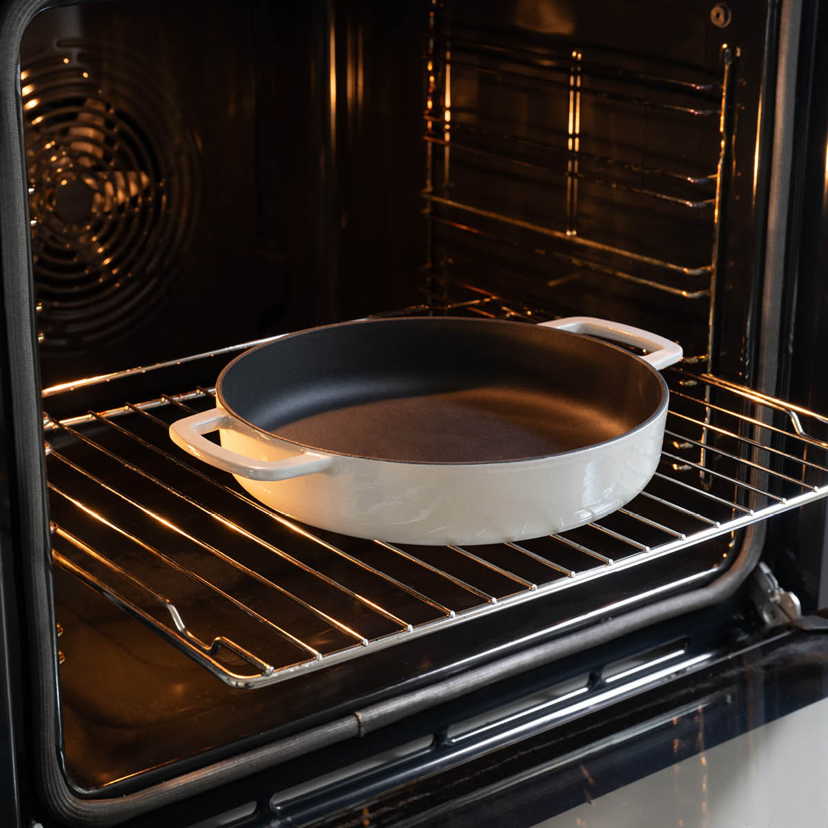 Combekk Støpejernspanne emaljert 28 cm sand