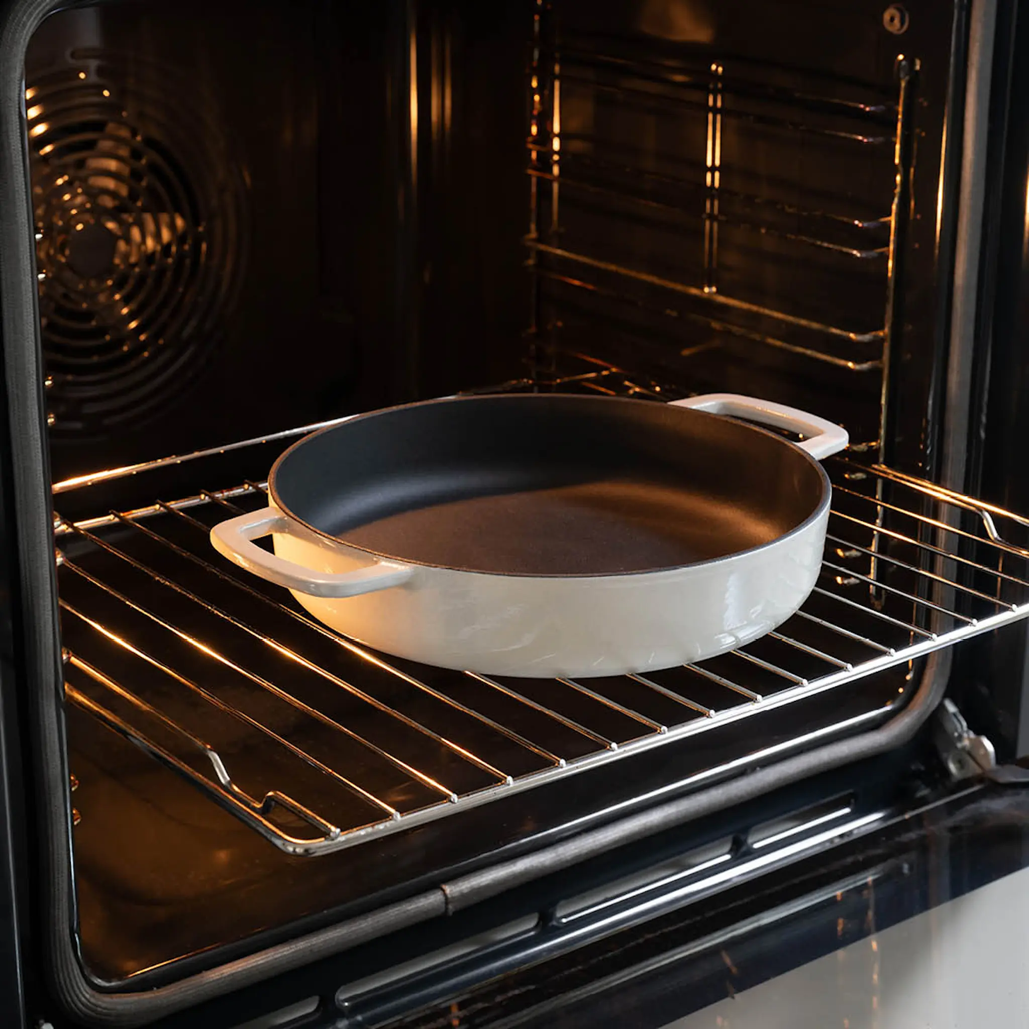 Combekk Emaloitu Valurautapannu 28 cm Sand