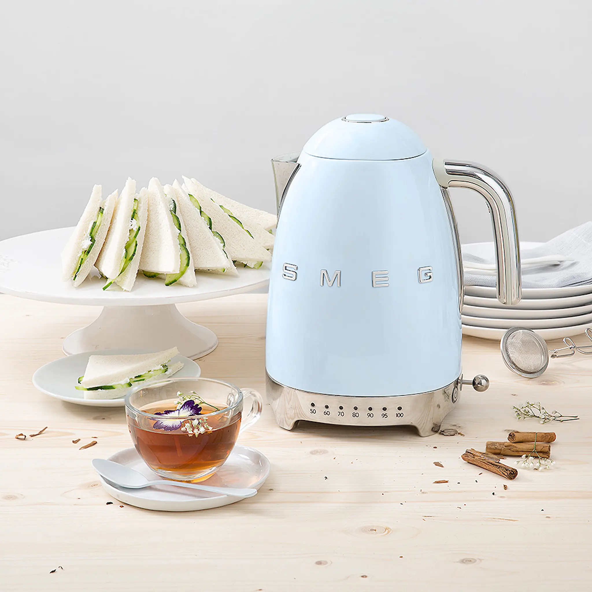 Smeg Smeg Vattenkokare 7 temperaturer KLF04 1,7 L Blå