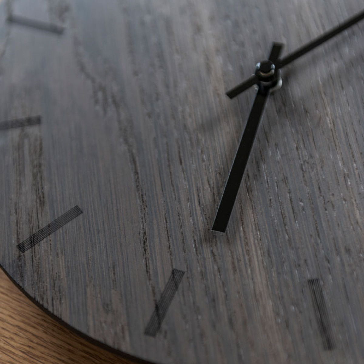 Hemverk Dark Oak Seinäkello 28 cm Tumma tammi/Musta