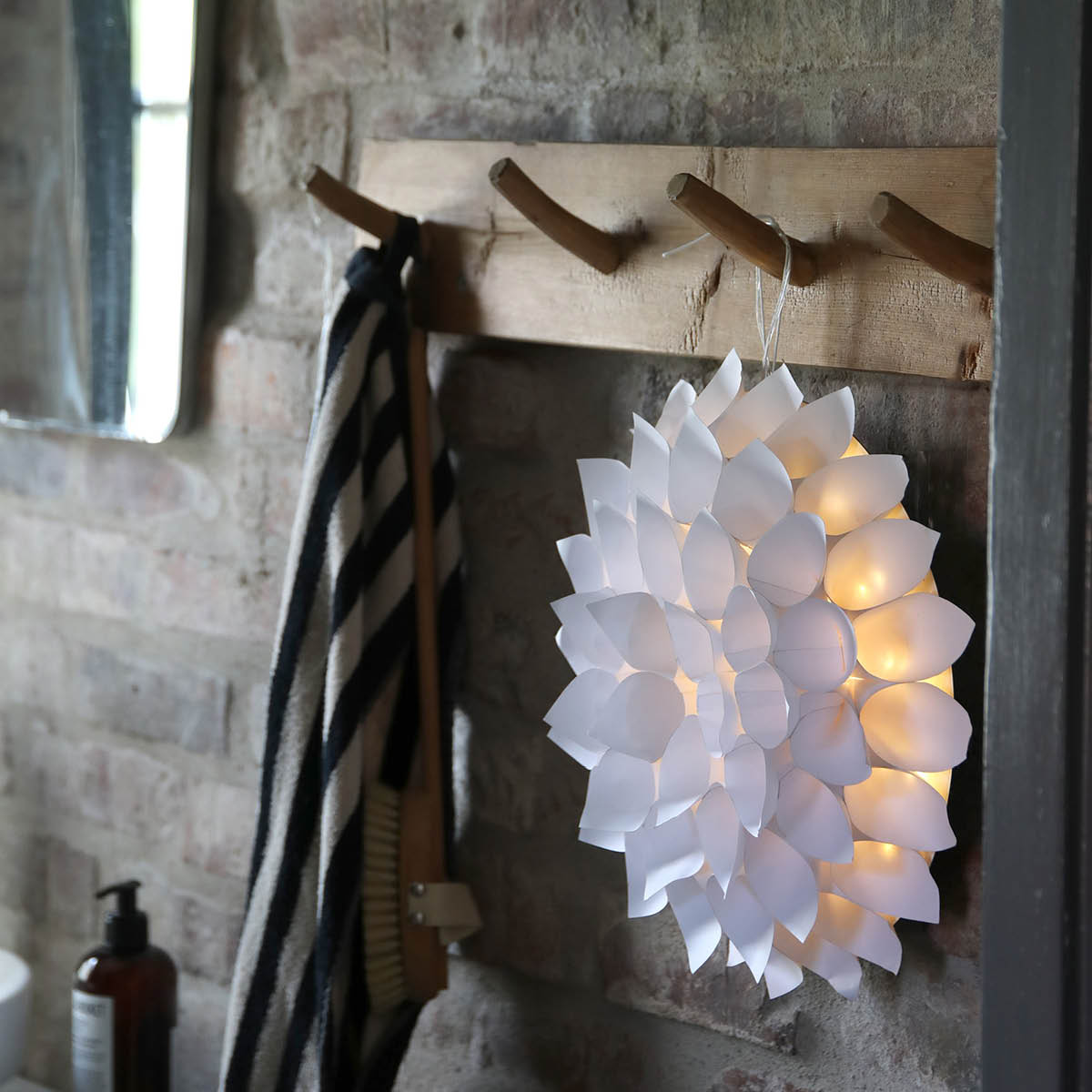 Markslöjd Dahlia Vegg-/borddekorasjon 35 cm hvit