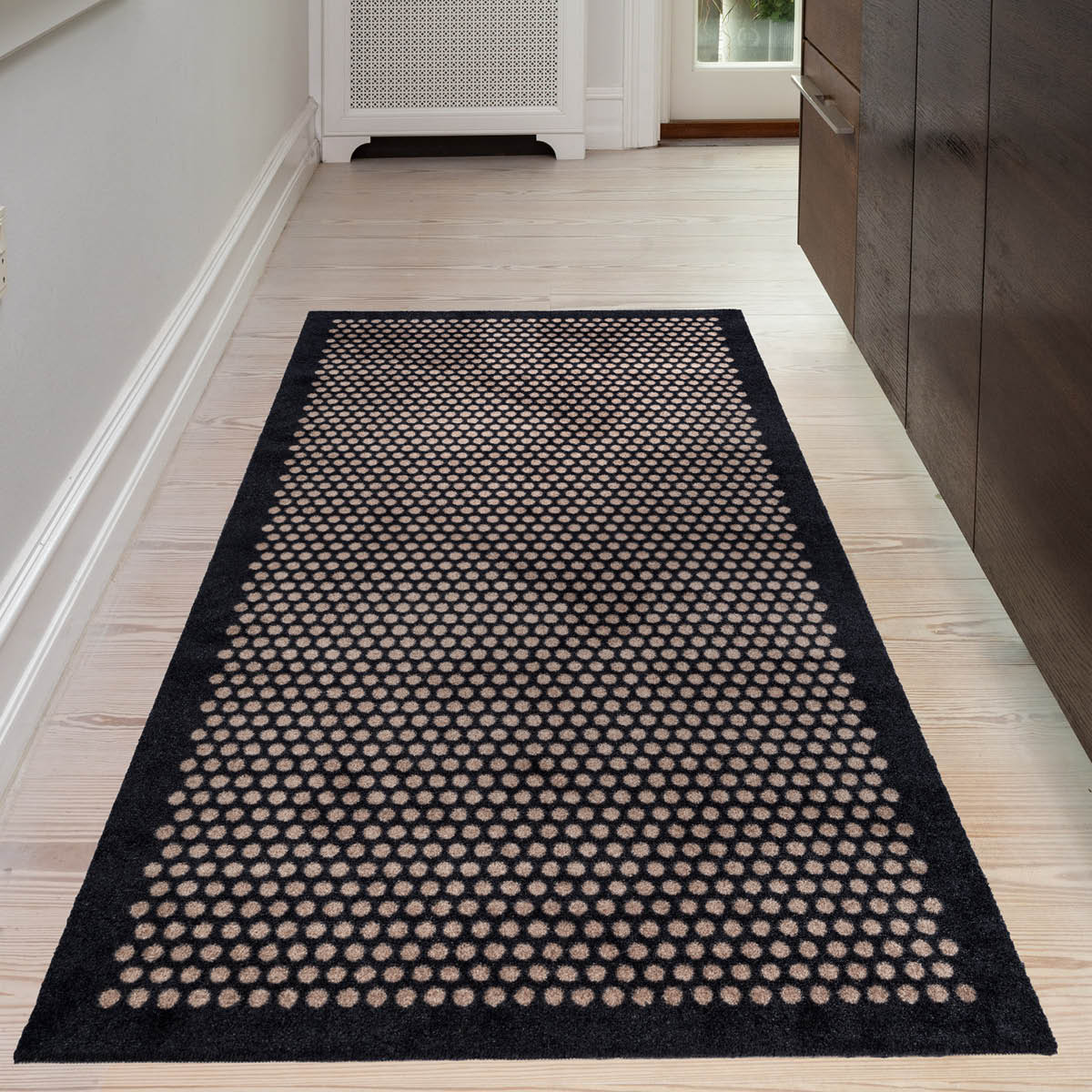 Tica Copenhagen Dot gulvmatte 200x90 cm svart/sand